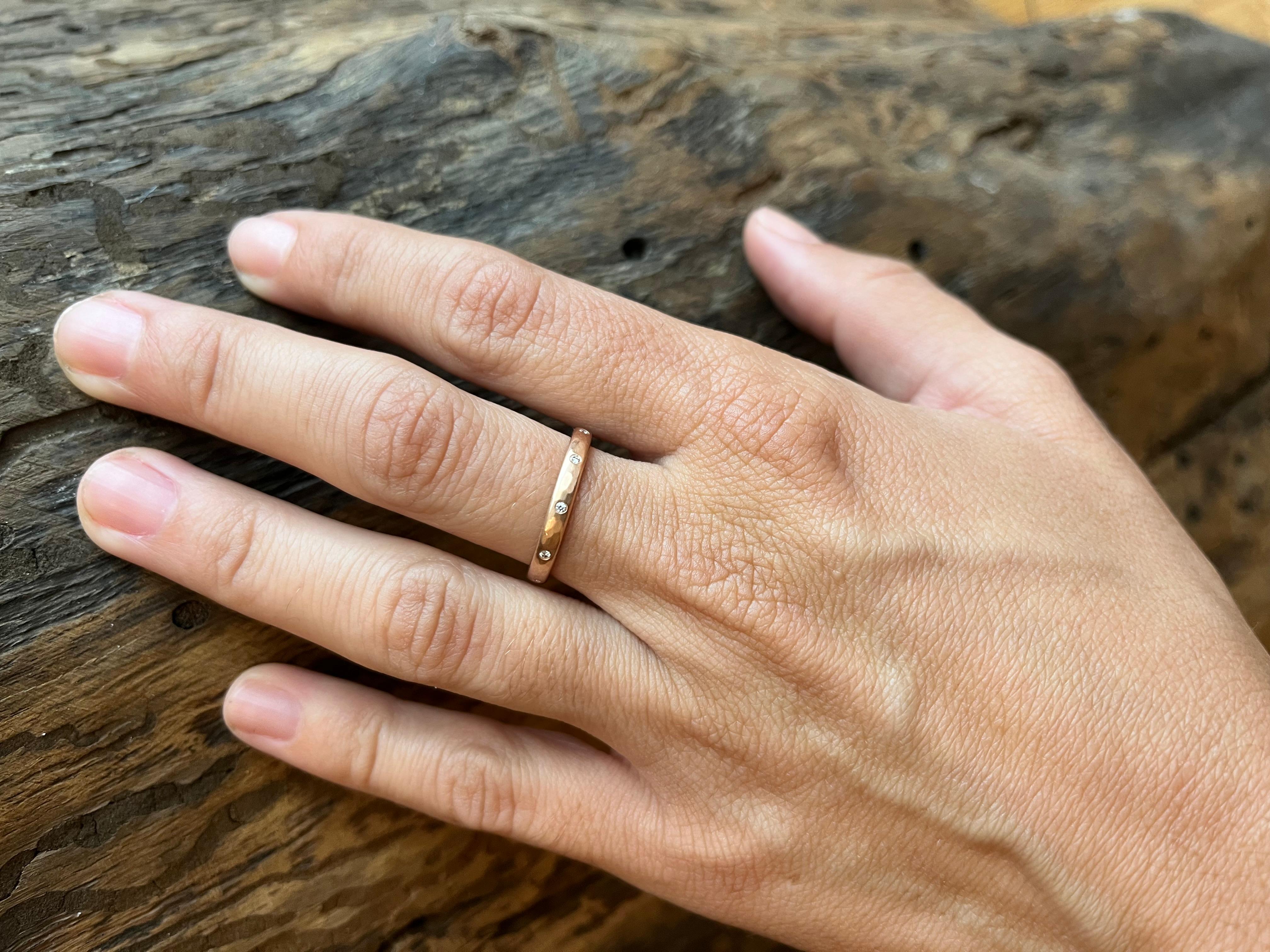 Anello nuziale di eternità con diamante in oro rosa da 2,5 mm, martellato con finitura opaca, realizzato a mano in vendita 2
