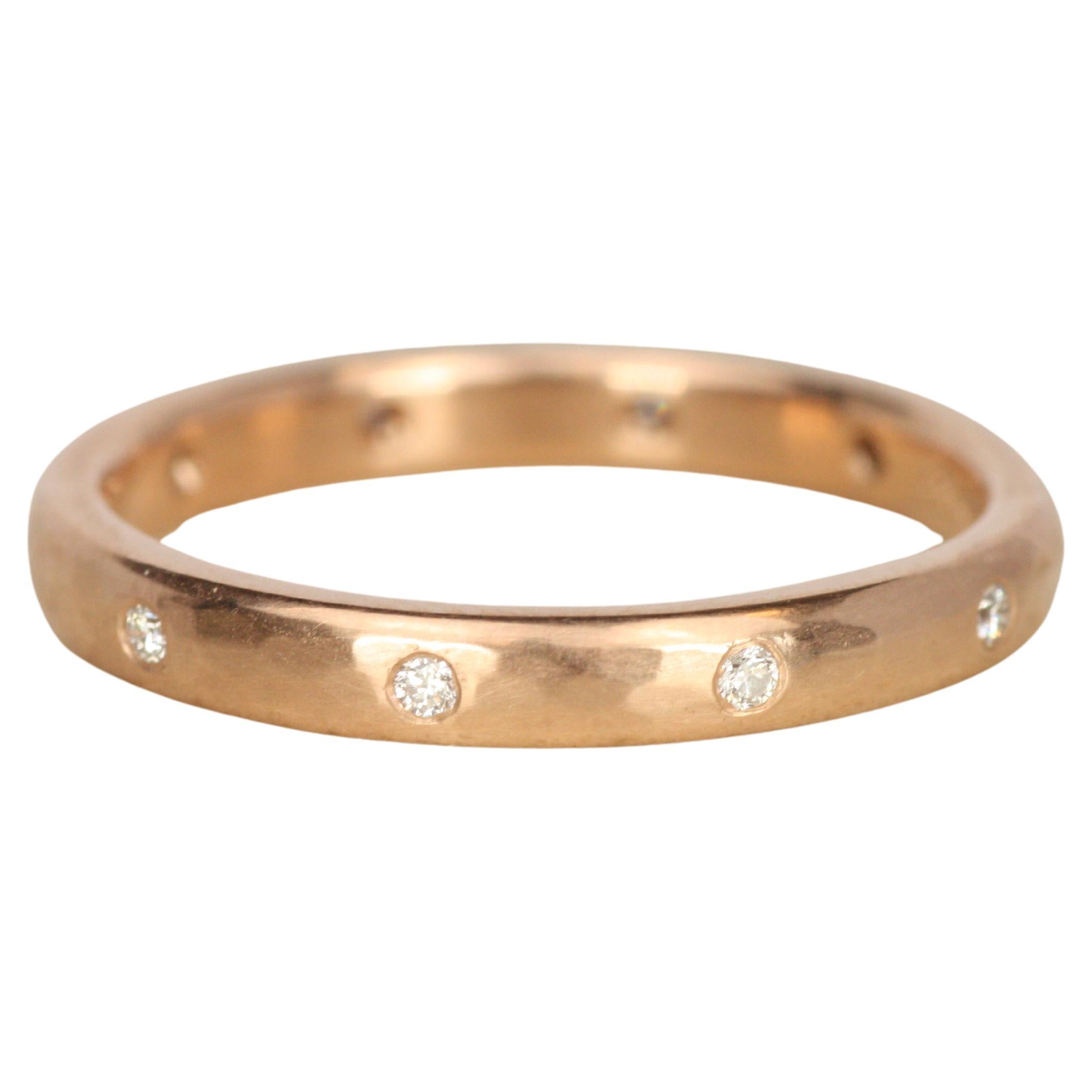 Anello nuziale di eternità con diamante in oro rosa da 2,5 mm, martellato con finitura opaca, realizzato a mano