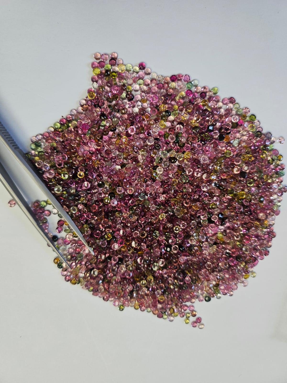 2,5 mm Cabochon rotondo Multi color Tourmaline Loose Gemstones lotto all'ingrosso 50 pezzi In condizioni Nuovo in vendita a New York, NY