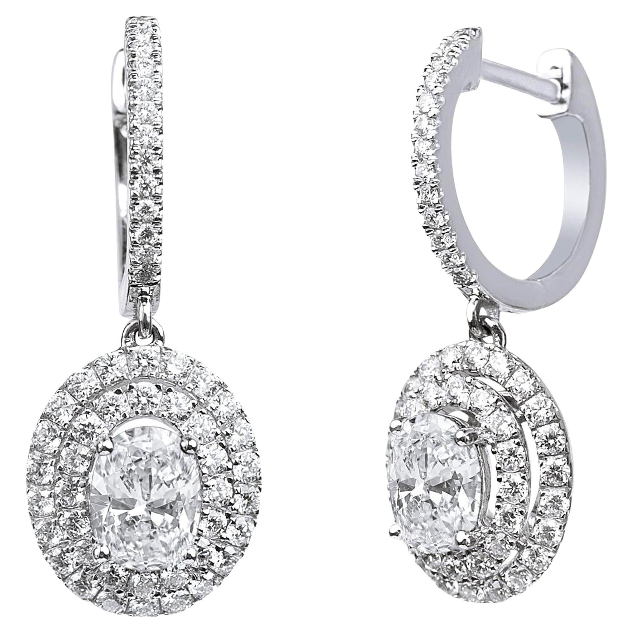 Boucles d
oreilles pendantes en or blanc 18 carats avec double halo de diamants taillés en ovale de 2,5 carats GIA -ArtDeco