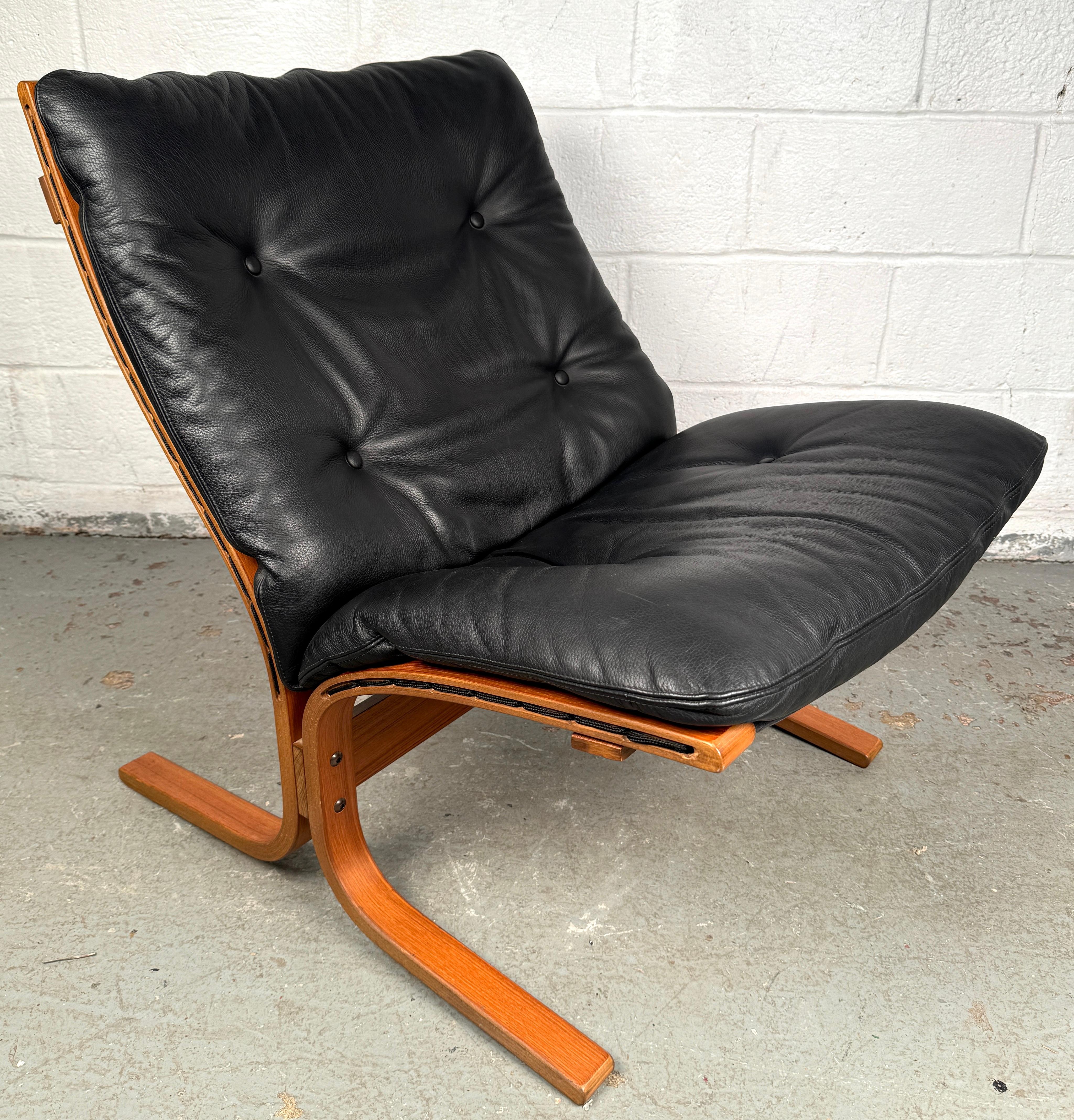 Discover the essence of Scandinavian design with this iconic Siesta lounge chair by Ingmar Relling, a celebrated piece of Norwegian modernism. Designed in 1965 and produced in Norway, this chair is a hallmark of functional elegance, combining