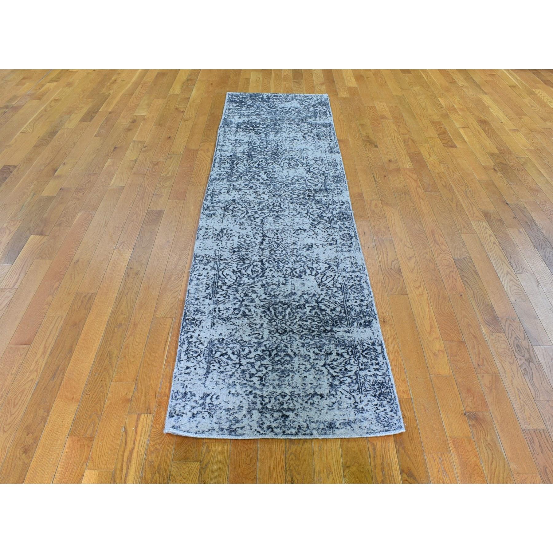 Il s'agit d'un véritable tapis d'Orient Gray Fine jacquard Loomed Hand Erased Design Wool and Silk Runner, unique en son genre. Il a été tissé pendant des mois et des mois selon les techniques séculaires de l'artisanat persan par des artisans