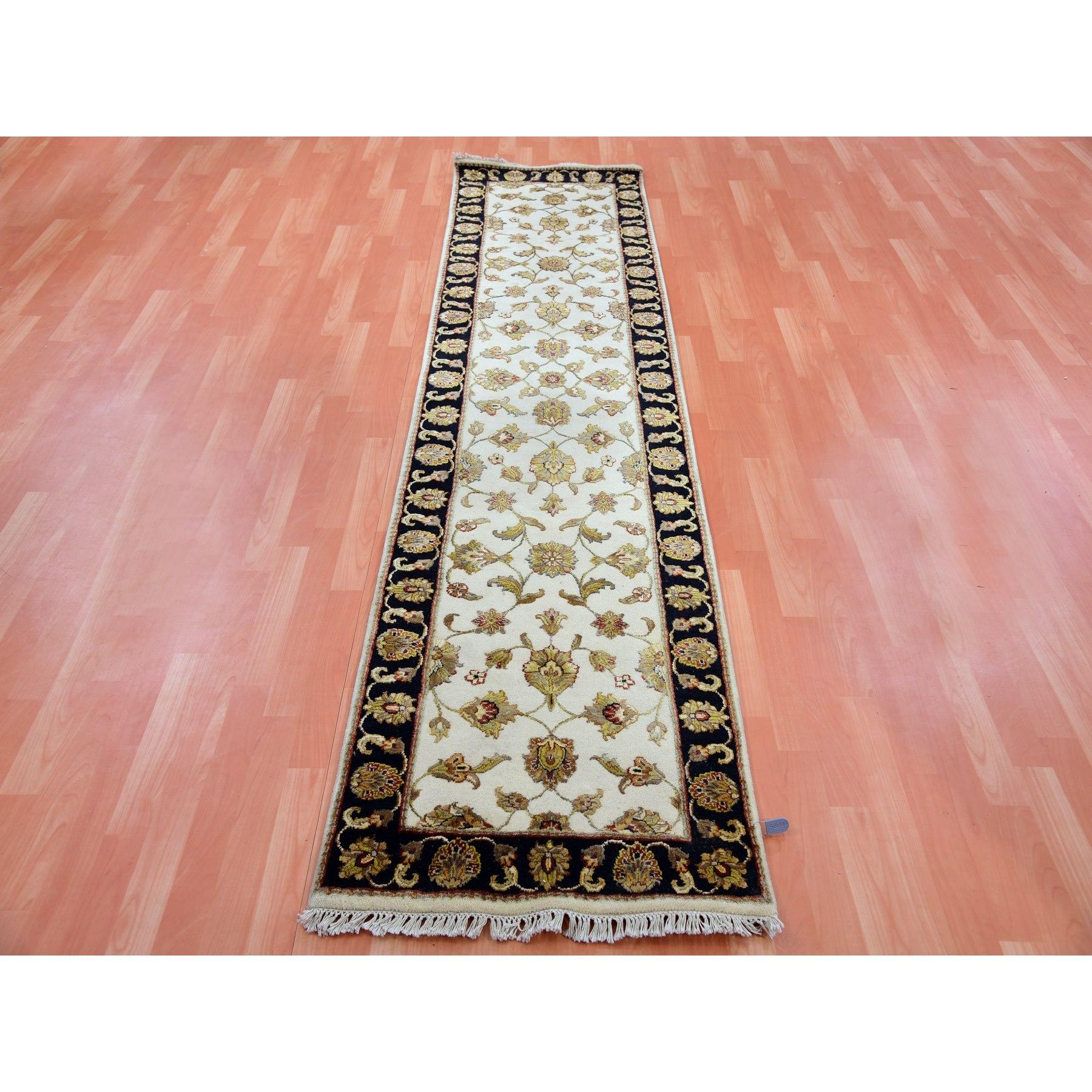 Il s'agit d'un véritable tapis d'Orient en laine et soie, noué à la main, de style Rajasthan Design/One. Il a été noué pendant des mois et des mois selon des techniques de tissage séculaires par des artisans experts.
Matériaux primaires : Laine et
