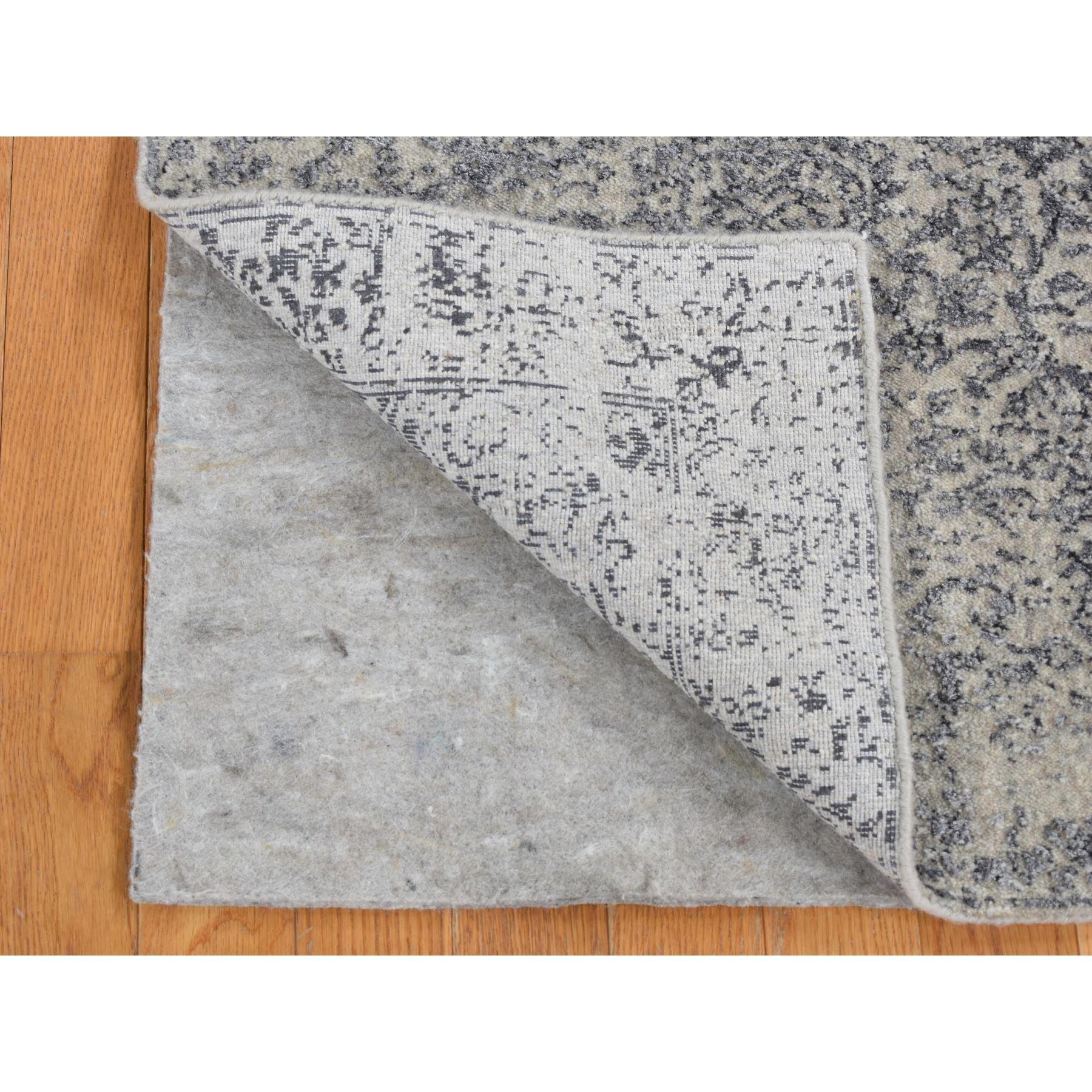 Nickel Grau, Feiner Jacquard Handgeknüpft, Gelöschtes Design, Wolle und Seide, Läufer Orientteppich
Primäre MATERIALIEN: Wolle & Seide
Latex: Kein Flor 
Höhe: 0,25 Zoll
Stil: Transitional
Grundfarbe: Grau
Sekundäre Farben: Beige
Muster: Orientalisch