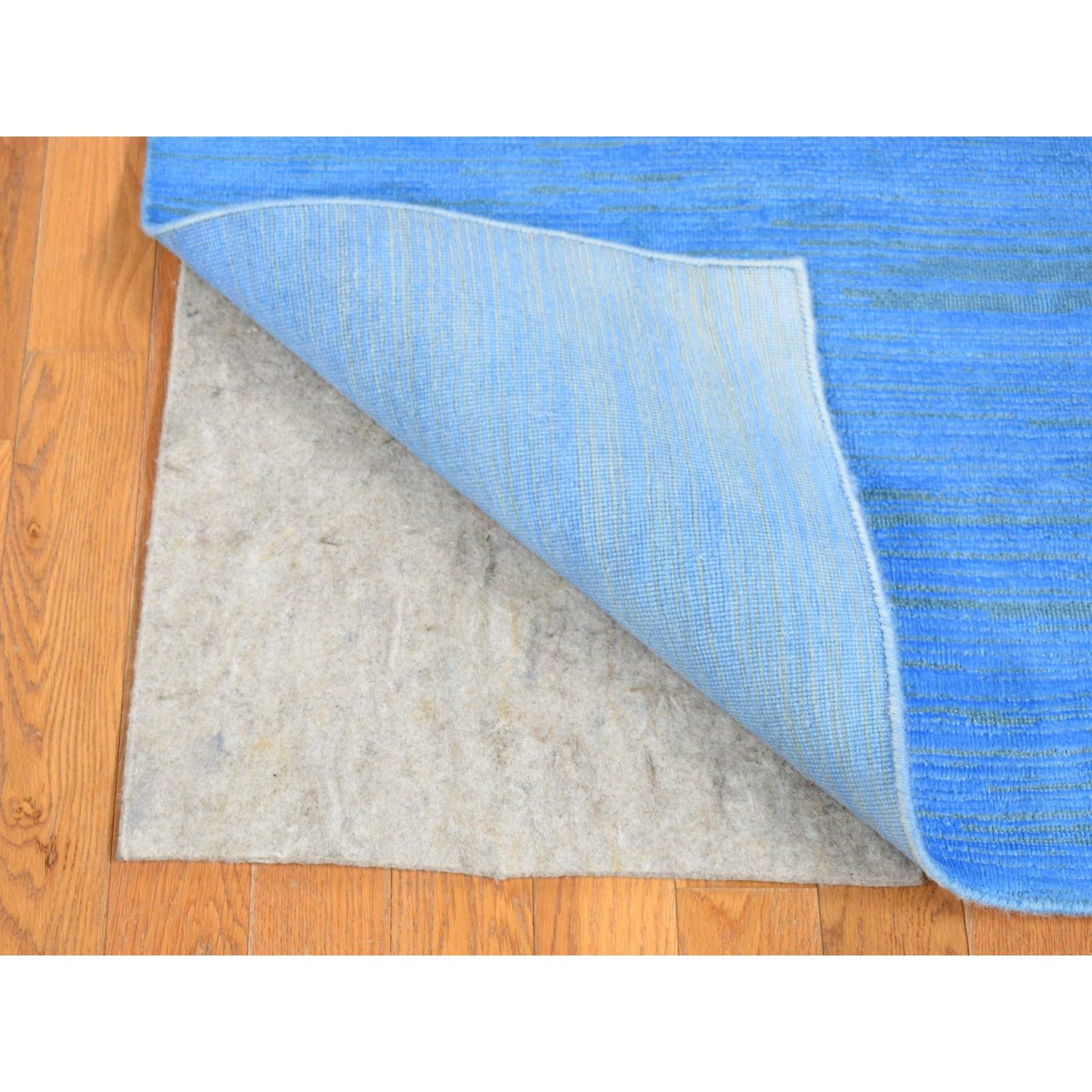 Tappeto orientale Runner in lana tinta blu tinta, annodato a mano, dal design moderno
Materiali primari: Lana
Lattice: No Pile 
altezza: 0,25 pollici
Stile: Di transizione
Colore primario: Blu
Colori secondari: Blu
Modello: Orientale