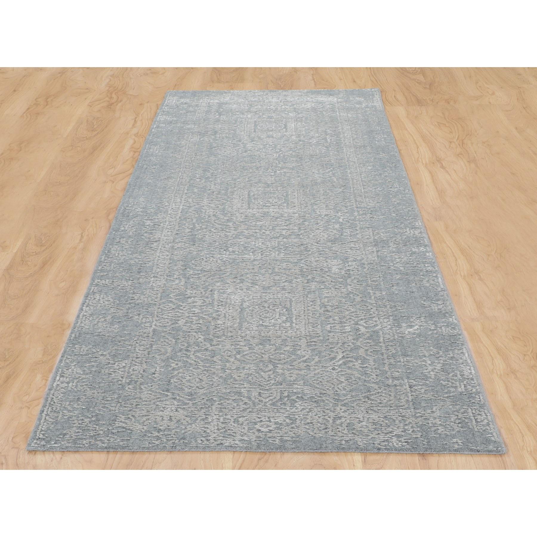 Se trata de una auténtica alfombra de calle moderna de lana y seda artística tejida a mano en fino jacquard gris. Ha sido tejida durante meses y meses con las centenarias técnicas artesanales del tejido persa por expertos artesanos.
Materiales