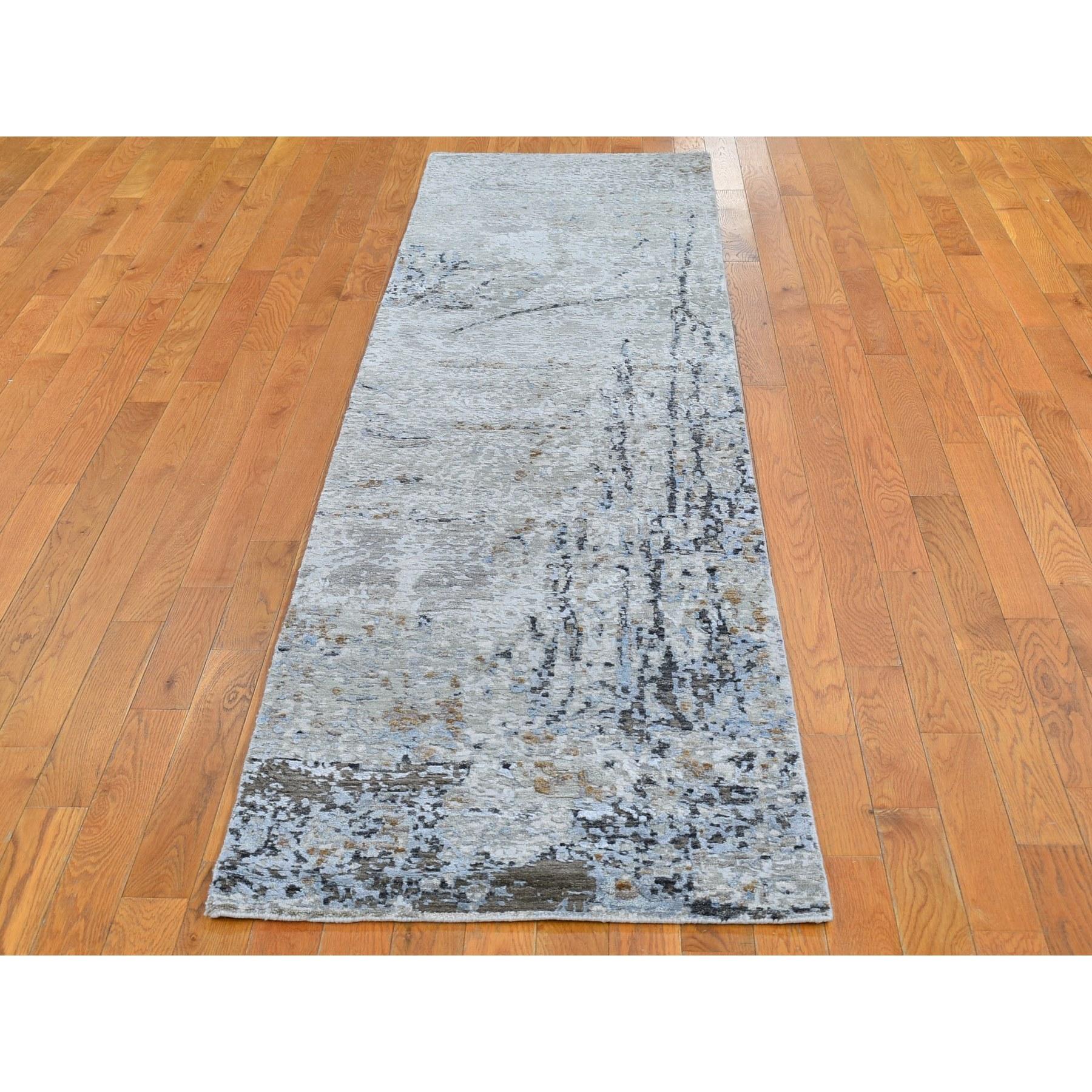 Si tratta di un autentico esemplare unico di Tappeto Orientale Runner Grigio Persiano a Nodo con Design Astratto in Lana a Trama Densa Annodato a Mano. È stato tessuto per mesi e mesi secondo le secolari tecniche di tessitura persiana da esperti