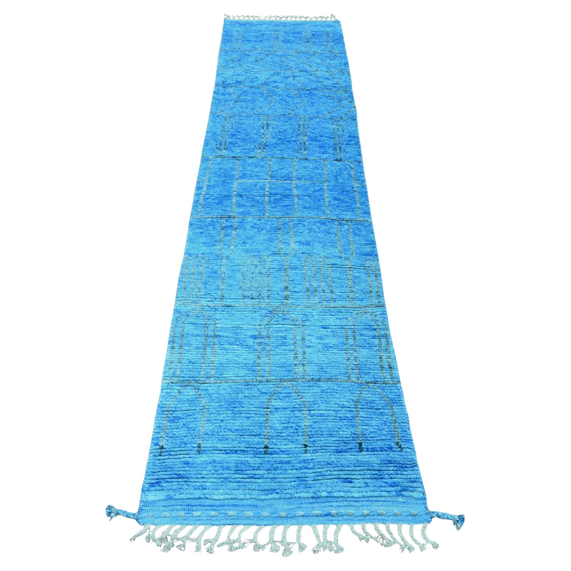 2
5 "x10
3" Blauer handgeknüpfter marokkanischer Webteppich mit geometrischem Muster aus Wolle Läufer im Angebot