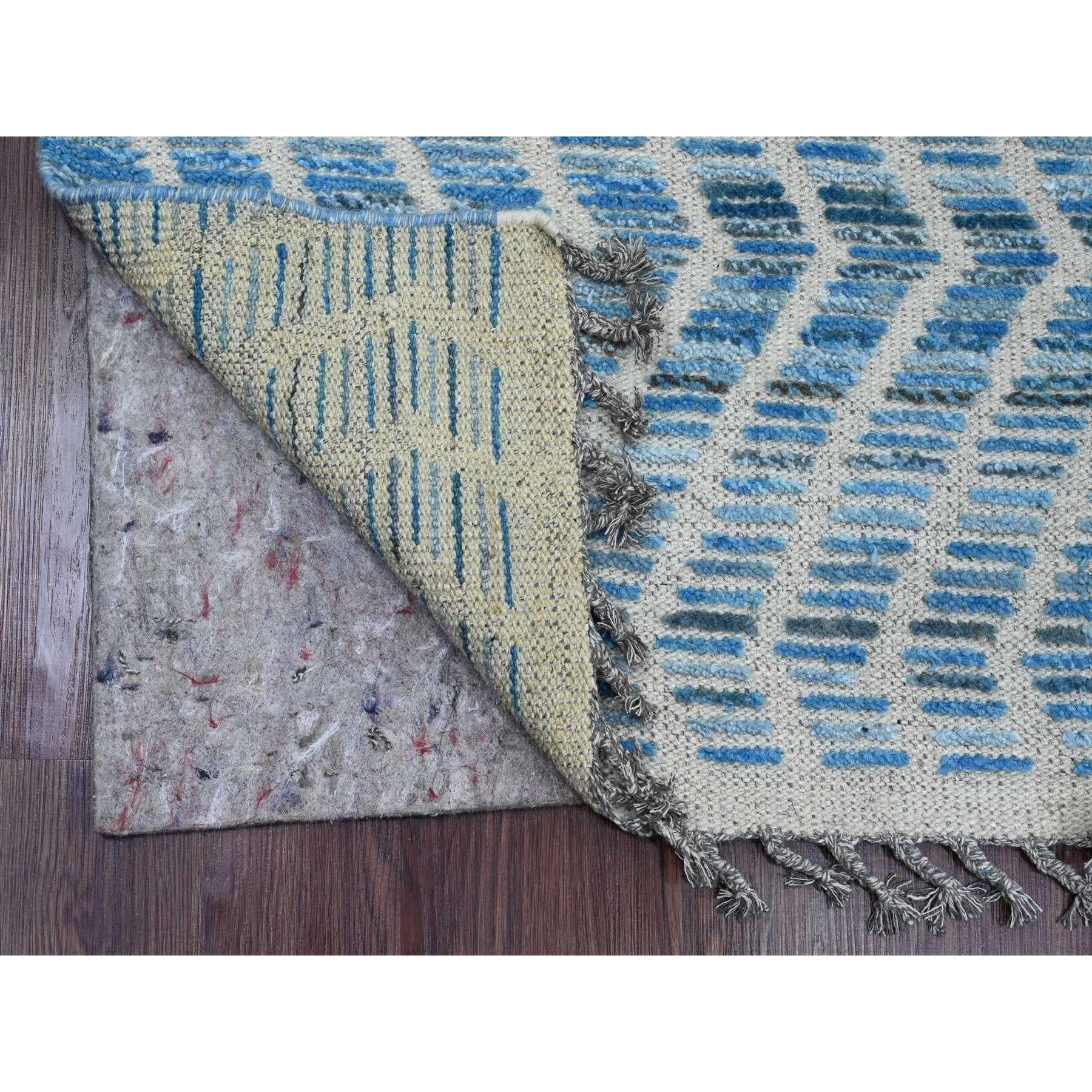 Bleu impérial, tissage marocain avec motif géométrique en zig-zag, laine douce, nouée à la main, poils texturés, couloir, tapis d'Orient
Matières premières : Laine
Latex : Pas de poils 
hauteur : 0,25 pouces
Style : Traditionnel
Couleur primaire :