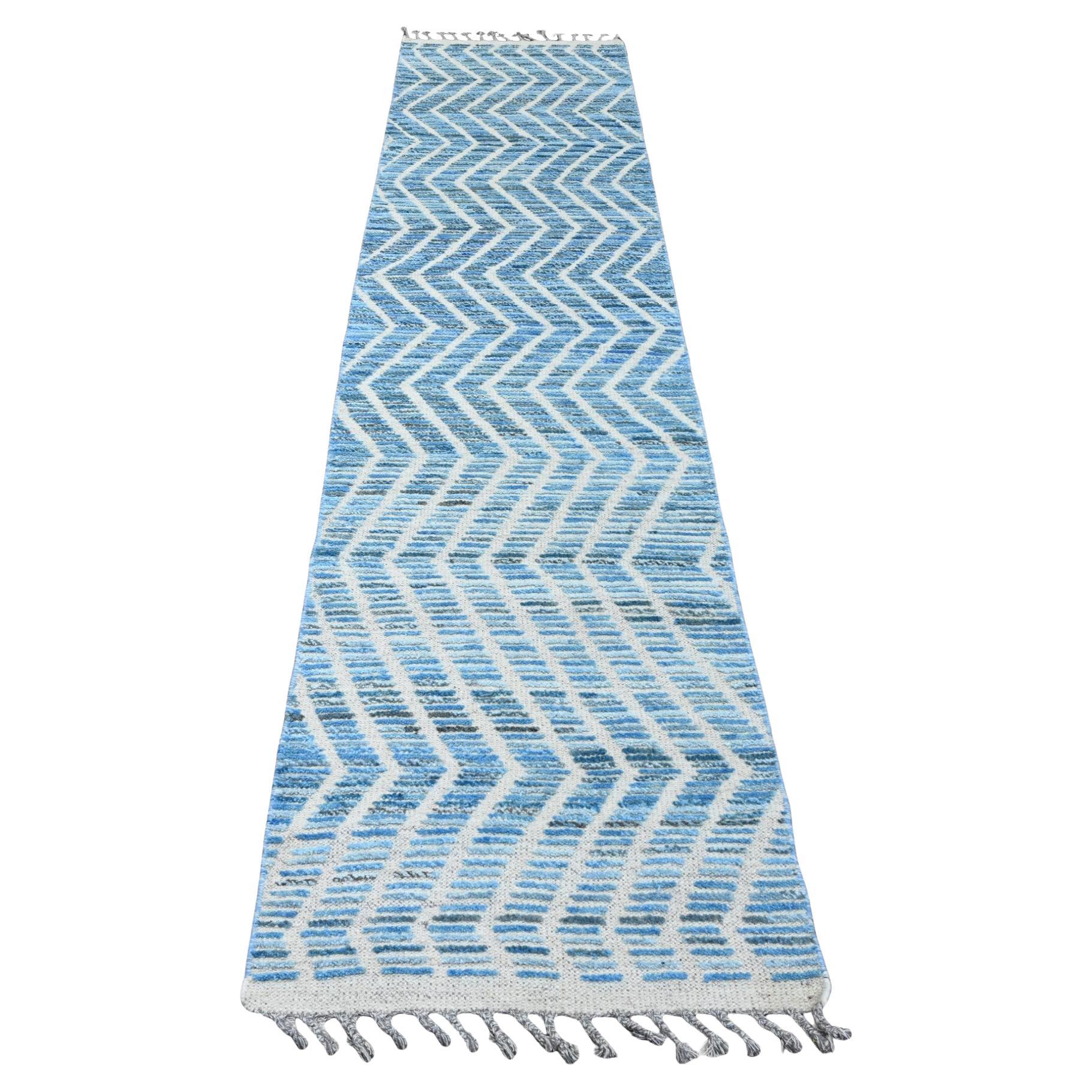 2'5 "x10'6" Tapis de course à motifs géométriques en laine nouée à la main, tissage marocain bleu