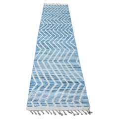 2'5 "x10'6" Tapis de course à motifs géométriques en laine nouée à la main, tissage marocain bleu