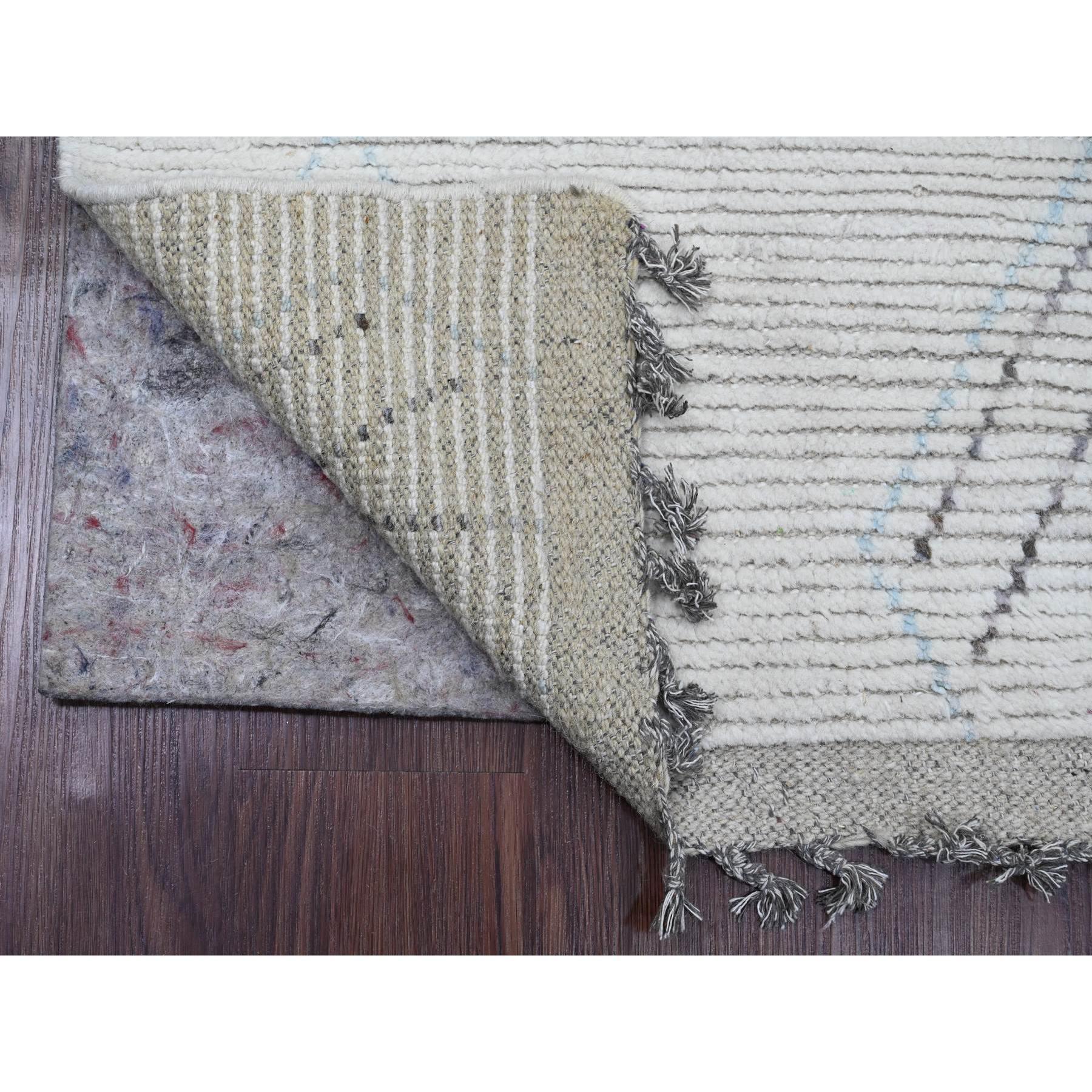 Bianco perla, Trama marocchina con motivo geometrico, Pile strutturato, Lana morbida, Annodato a mano, Runner, Tappeto orientale
Materiali primari: Lana
Lattice: No Pile 
altezza: 0,25 pollici
Stile: Contemporaneo
Colore primario: Avorio
Colori