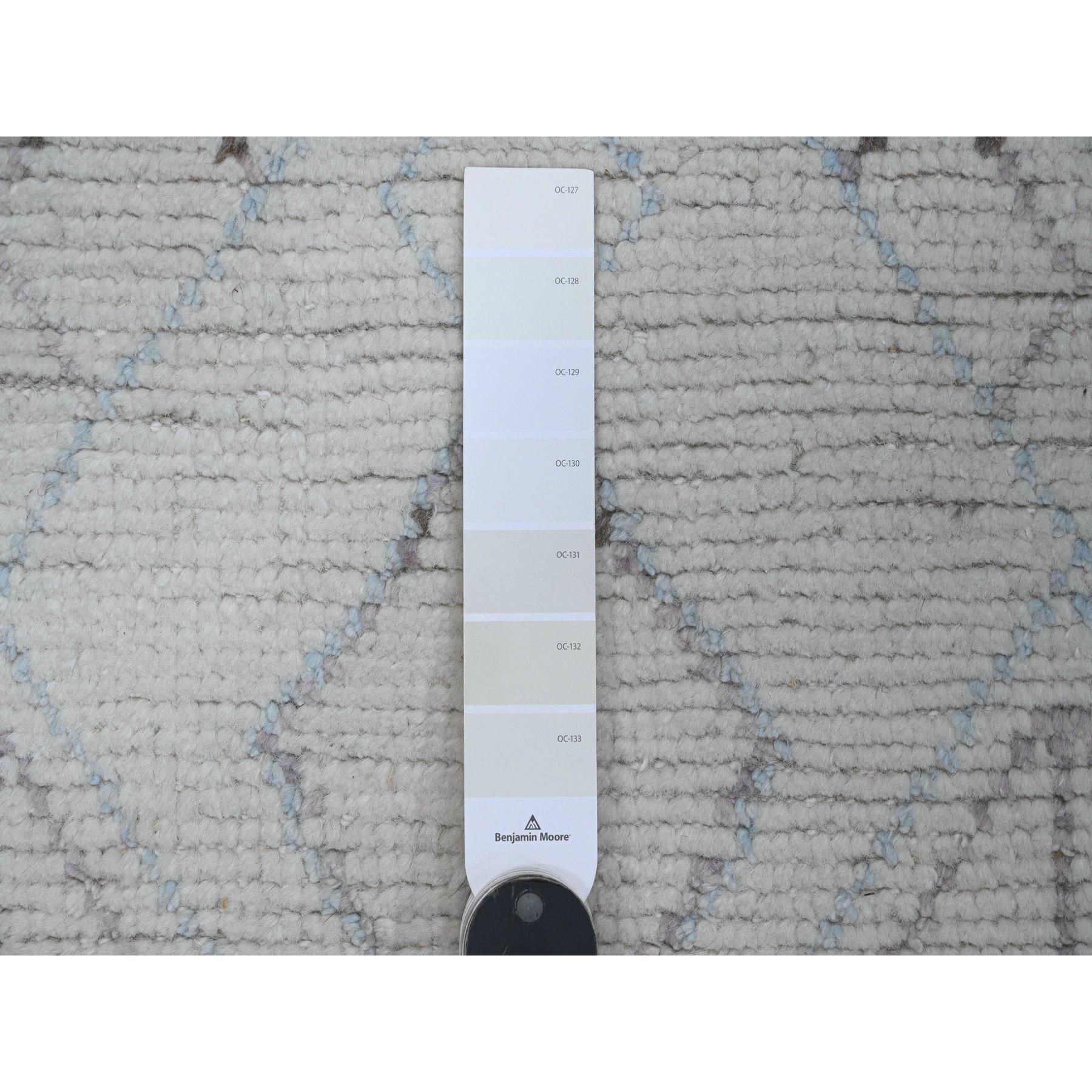 Tribale Tappeto Runner in lana annodato a mano con motivo geometrico in Whiting (2'5 