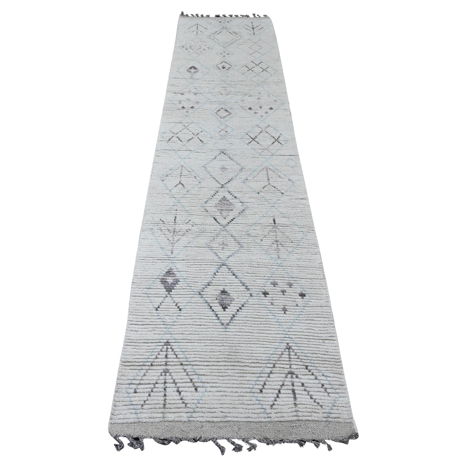 Tappeto Runner in lana annodato a mano con motivo geometrico in Whiting (2'5 "x10'6")