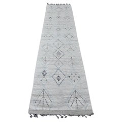 Tappeto Runner in lana annodato a mano con motivo geometrico in Whiting (2'5 "x10'6")