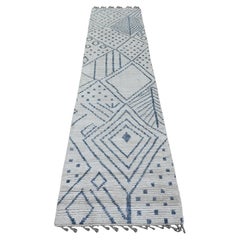 2'5"x10'6" blanc tissé marocain à motif géométrique noué à la main