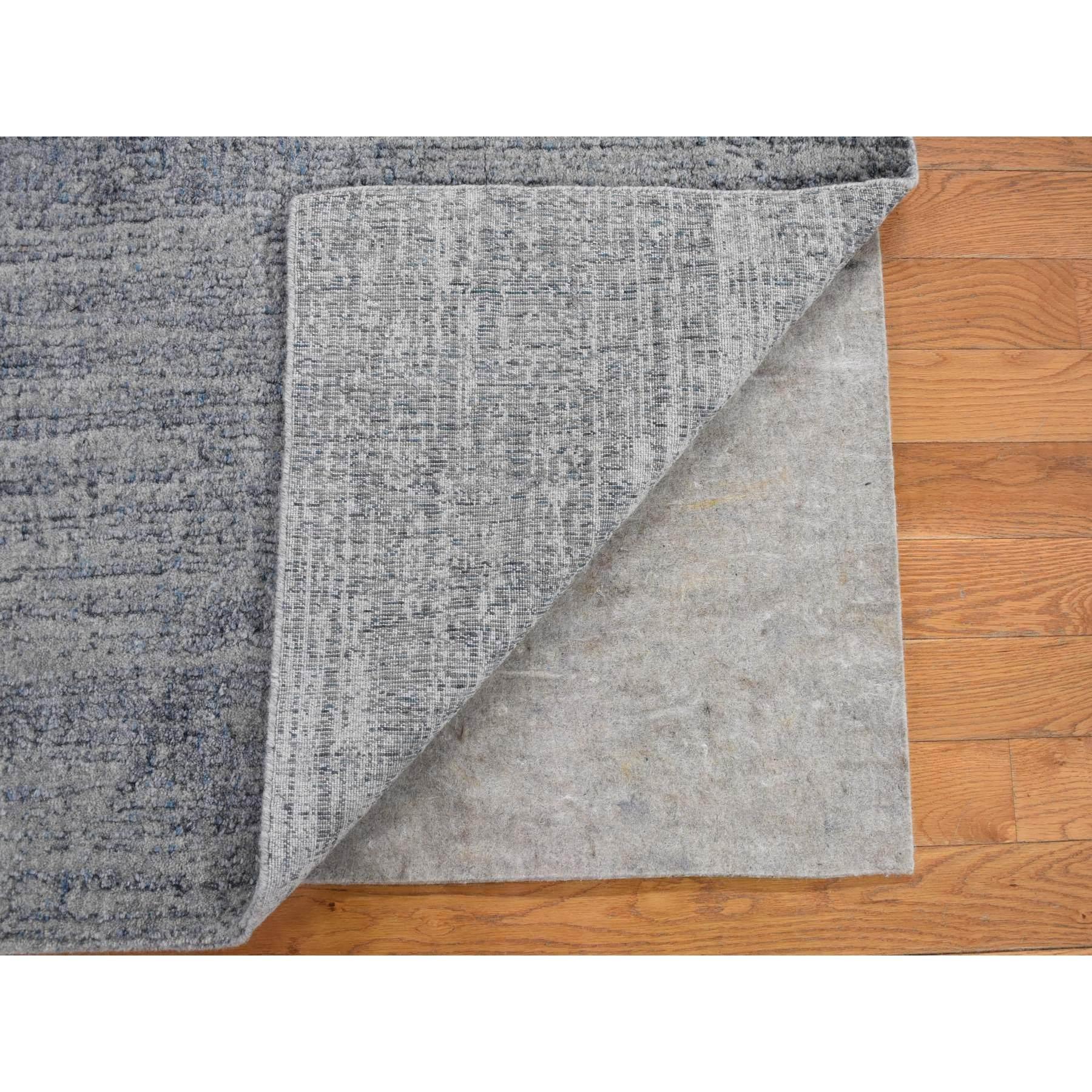 Tapis oriental en laine et soie d'art, tissé à la main en jacquard fin, de couleur grise
Matières premières : Laine et soie d'art
Latex : Pas de poils 
hauteur : 0,25 pouces
Style : Transitionnel
Couleur primaire : bleu
Couleurs secondaires : Bleu