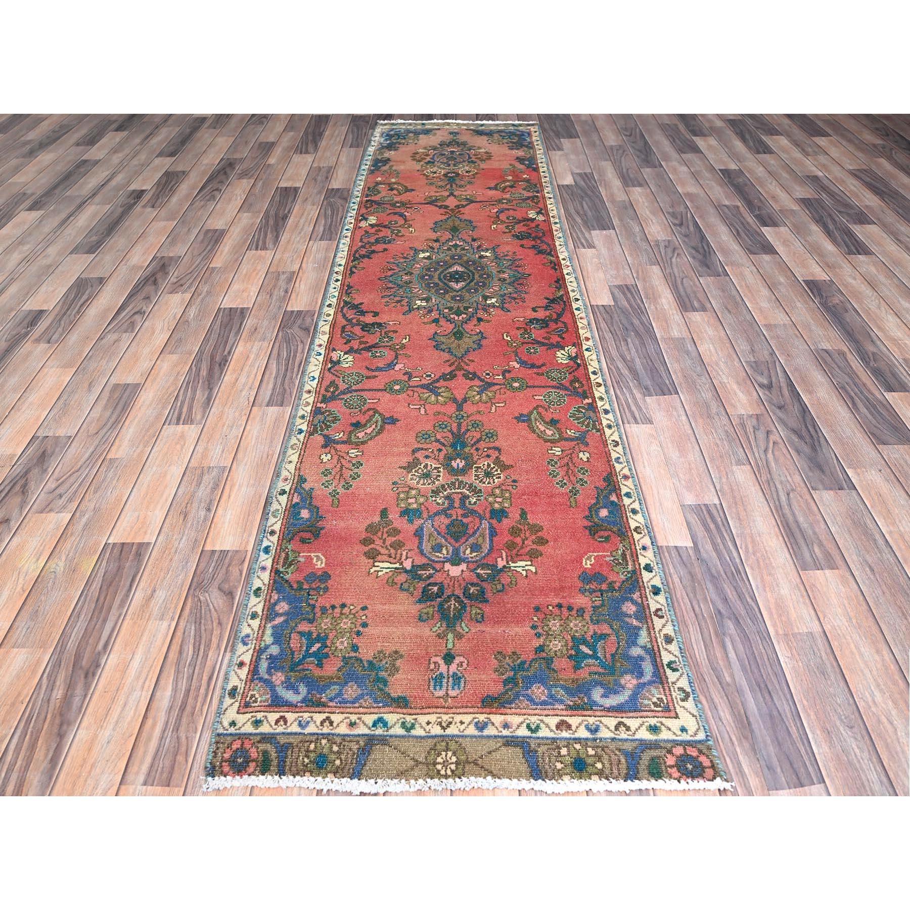 Ce fabuleux tapis noué à la main a été créé et conçu pour une résistance et une durabilité accrues. Ce tapis a été fabriqué à la main pendant des semaines selon la méthode traditionnelle qui est utilisée pour faire des
Taille exacte du tapis en