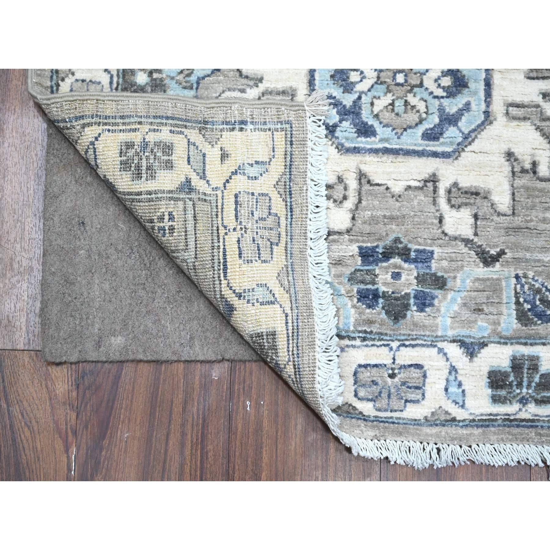 Si tratta di un autentico esemplare unico di Tappeto orientale Fine Aryana con design Karajeh, Peshawar, annodato a mano in pura lana. È stato annodato per mesi e mesi con tecniche di tessitura secolari da esperti artigiani.
Materiali primari: