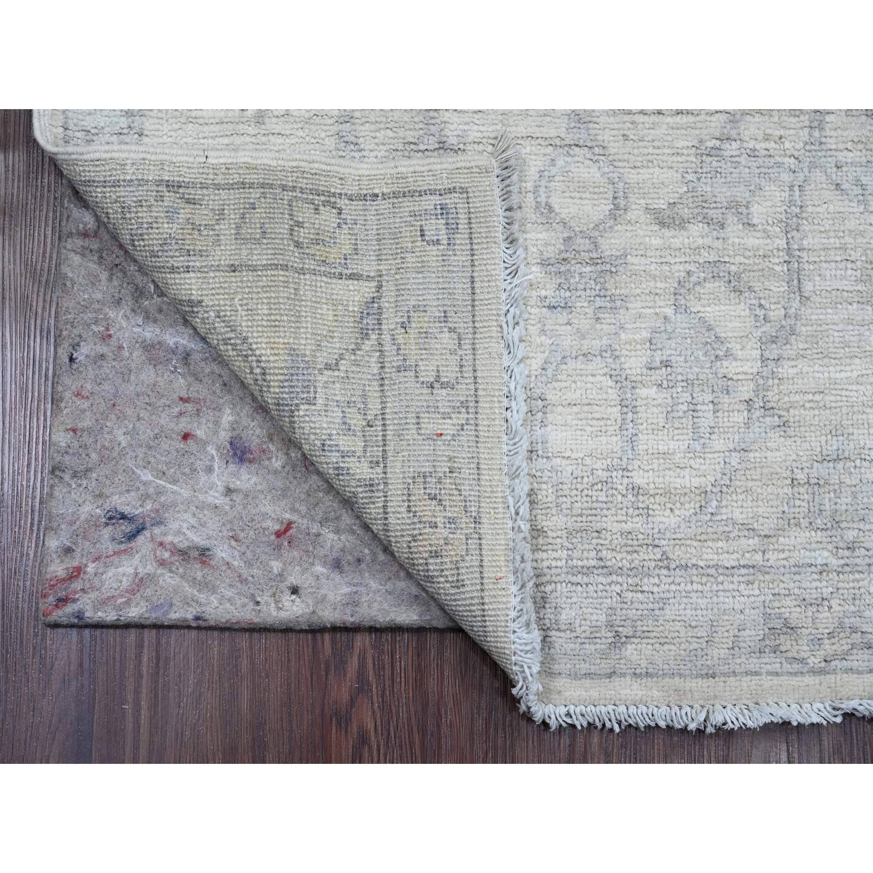 Bone White, Washed Out Peshawar with All Over Leaf Design, Hand Knotted, Natural Dyes, 100% Wool, Runner, Oriental Rug
Matières premières : Laine
Latex : Pas de poils 
hauteur : 0,25 pouces
Style : Transitionnel
Couleur primaire : Ivoire
Couleurs