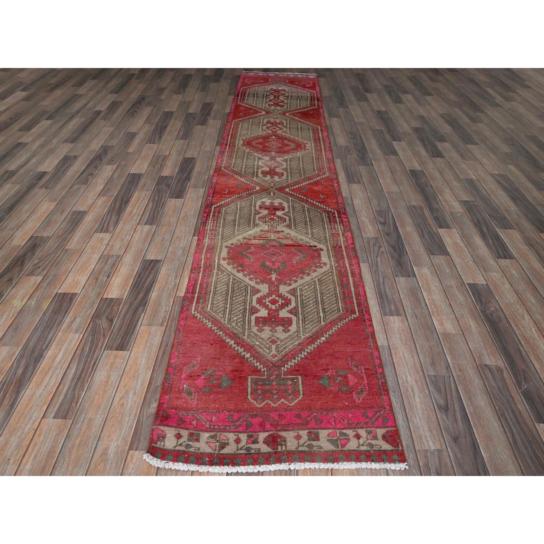 Tappeto rosso imperiale, Serab persiano d'epoca sovratinto con motivo geometrico, a pelo raso, a pelo zero, lati ed estremità assicurati professionalmente, annodato a mano, in pura lana, Runner stretto, Tappeto orientale
Materiali primari: