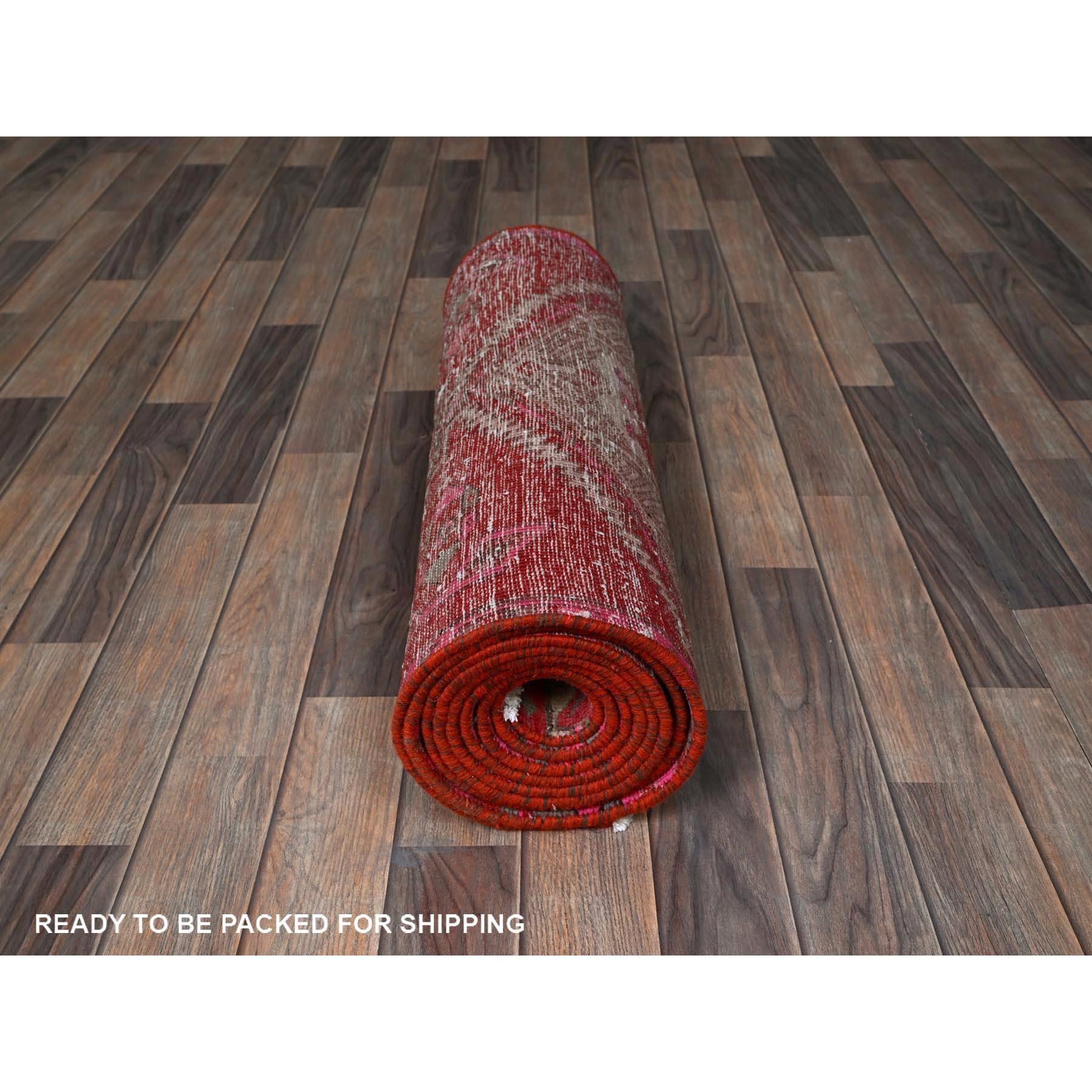 Annodato a mano Tappeto Runner rosso sovratinto Vintage Persian Serab annodato a mano in pura lana in vendita