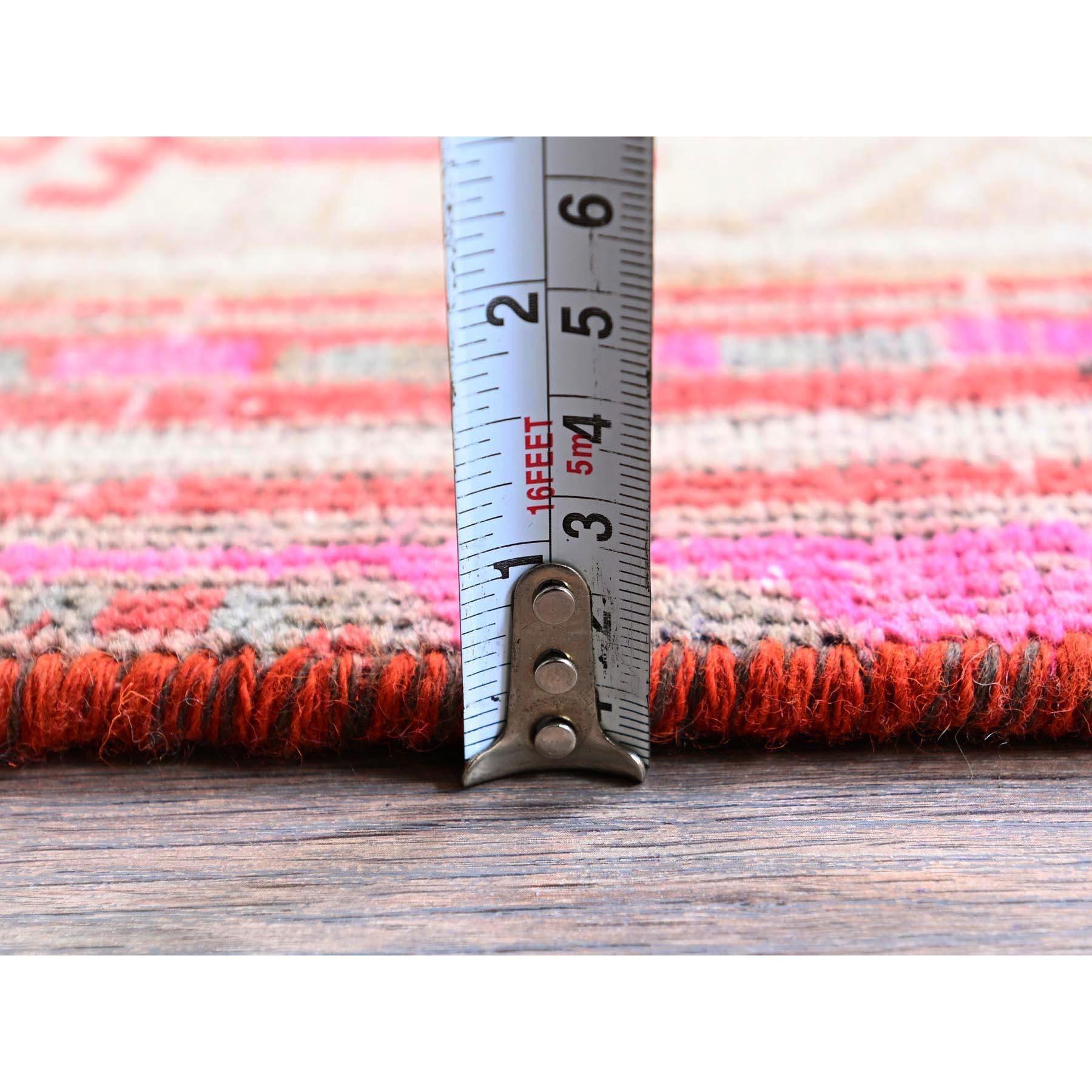 Tappeto Runner rosso sovratinto Vintage Persian Serab annodato a mano in pura lana In condizioni ottime in vendita a Carlstadt, NJ