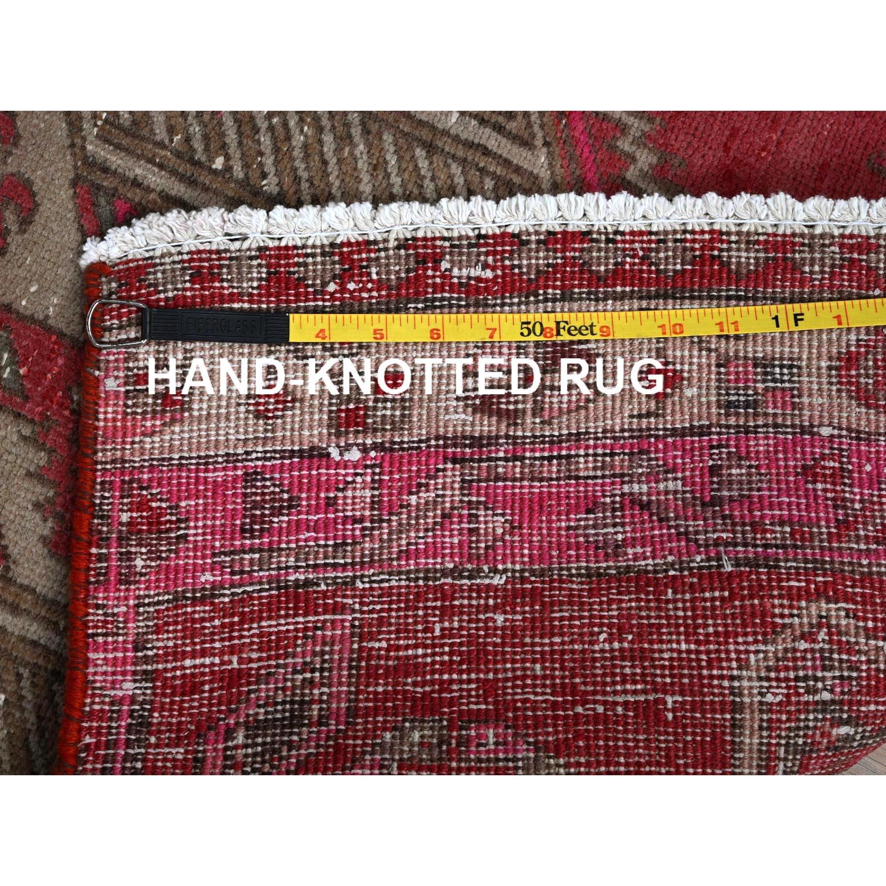 Metà XX secolo Tappeto Runner rosso sovratinto Vintage Persian Serab annodato a mano in pura lana in vendita