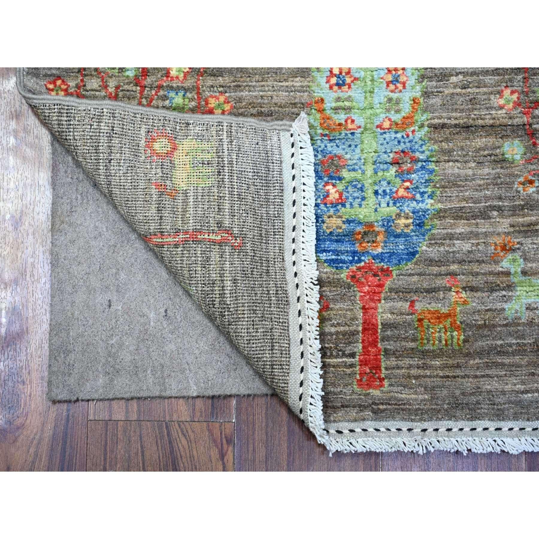 Il s'agit d'un véritable tapis oriental surdimensionné d'art populaire à motifs de saules et de cyprès de Peshawar, unique en son genre. Il a été noué pendant des mois et des mois selon les techniques séculaires du tissage persan par des artisans