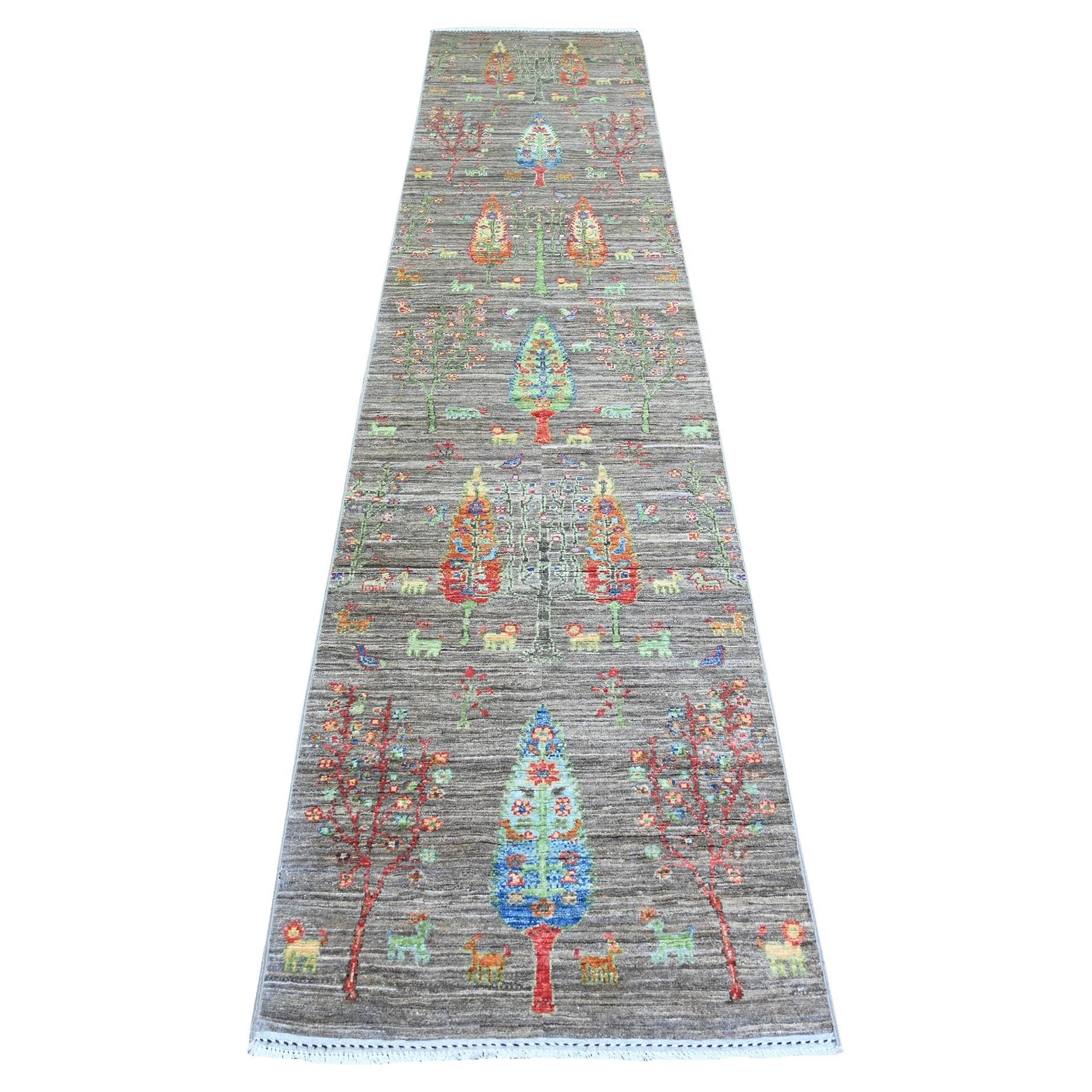 2'5"x11'2"  Tapis artisanal noué à la main Echo Gray Willow Cypress Tree Design en vente
