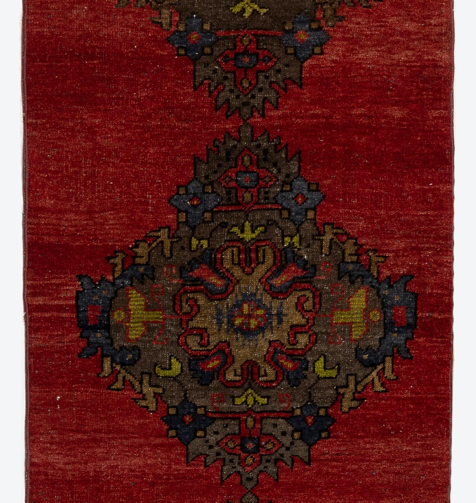 Ein türkischer Vintage-Läufer in roter Farbe. Er wurde in den 1960er Jahren mit gleichmäßigem, mittlerem Wollflor auf Wollgrund handgeknüpft und weist ein mehrfaches Medaillonmuster auf. Er ist in sehr gutem Zustand, professionell gewaschen, robust