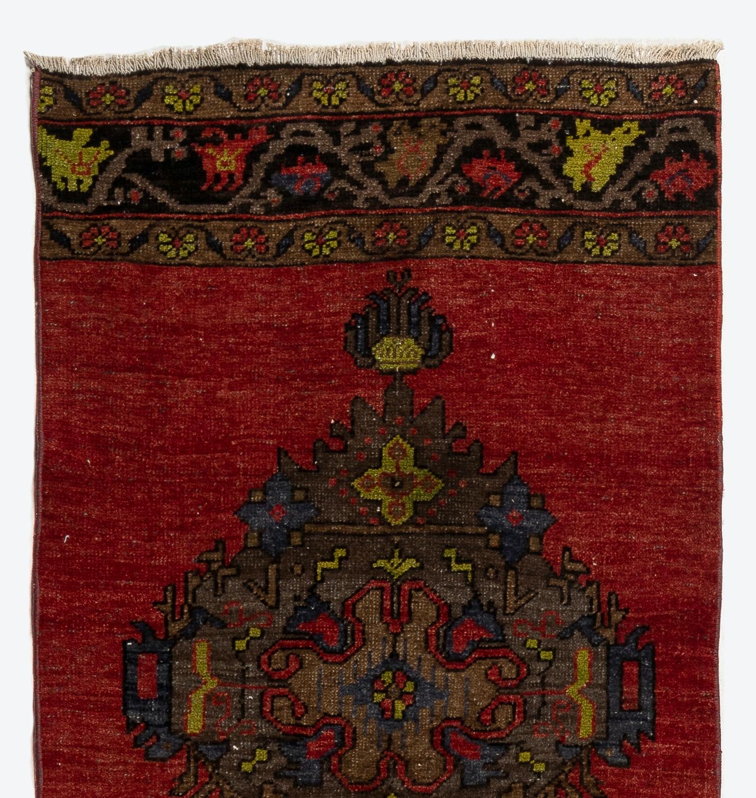 Handgefertigter 2,5x11.3 Fuß Vintage-Läufer aus Wolle im türkischen Stammesstil für Flur (Stammeskunst) im Angebot