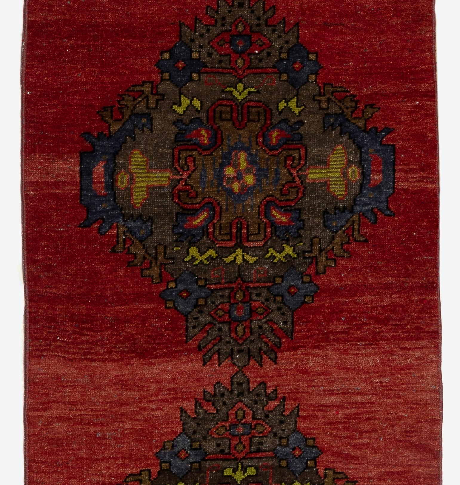 2.5x11.3 ft Vintage Handmade Turkish Tribal Style Wool Runner Rug for Hallway In Good Condition For Sale In Philadelphia, PA