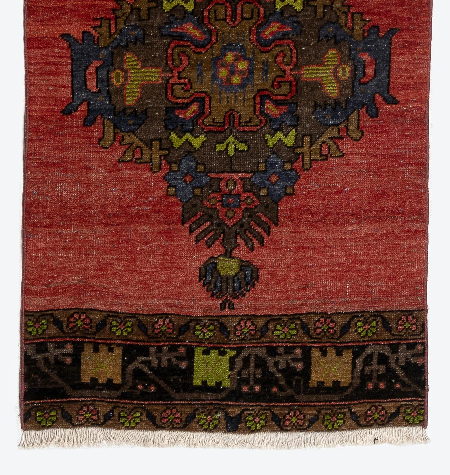 Handgefertigter 2,5x11.3 Fuß Vintage-Läufer aus Wolle im türkischen Stammesstil für Flur (Handgeknüpft) im Angebot