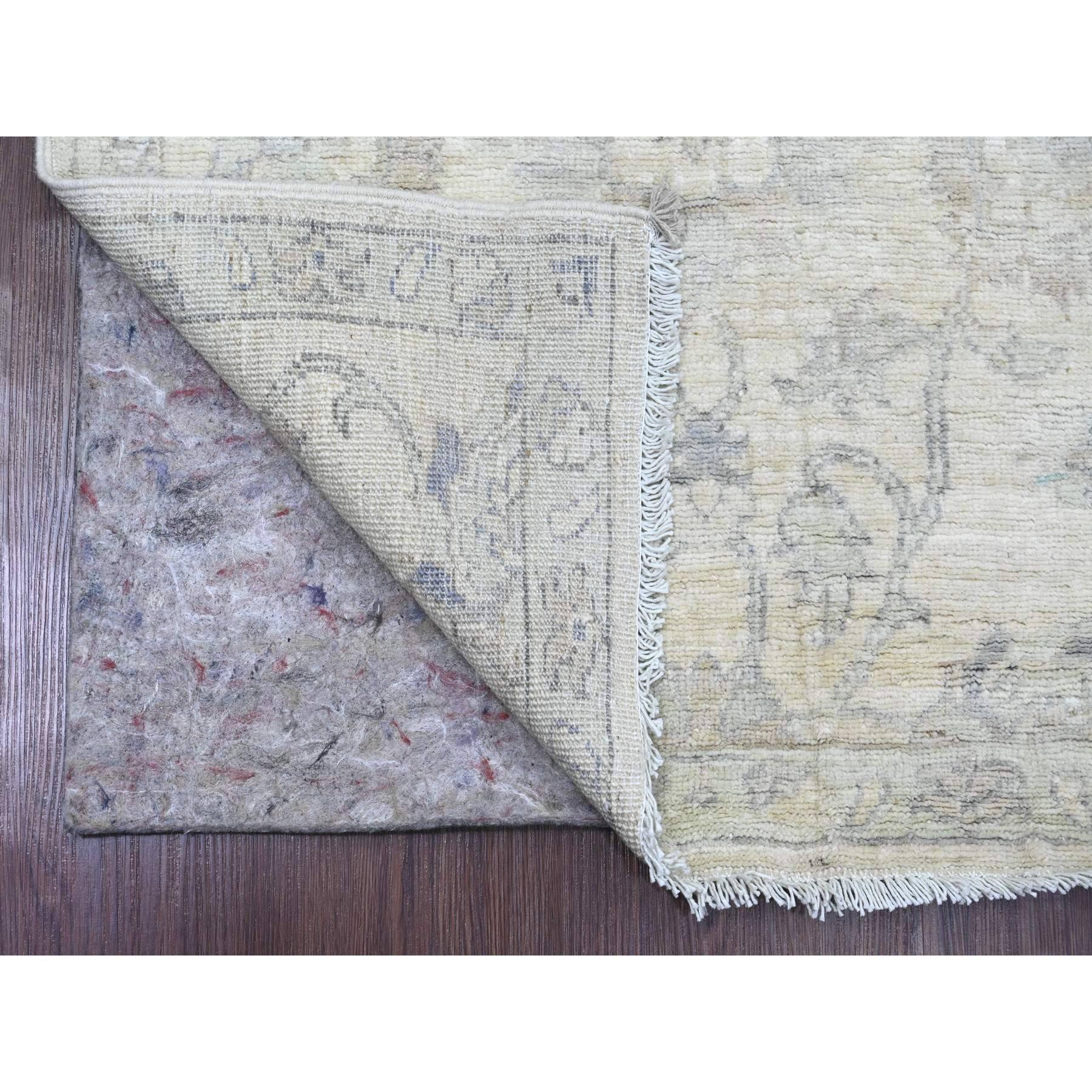 Bianco perla, Peshawar lavato con disegno di foglie, annodato a mano, 100% lana, tinture vegetali, runner, Tappeto orientale
Materiali primari: Lana
Lattice: No Pile 
altezza: 0,25 pollici
Stile: Di transizione
Colore primario: Avorio
Colori