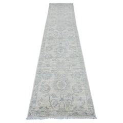 2'5"x11'7" Weißer handgeknüpfter Woll-Läufer mit gewaschenem Peshawar-Blattmuster