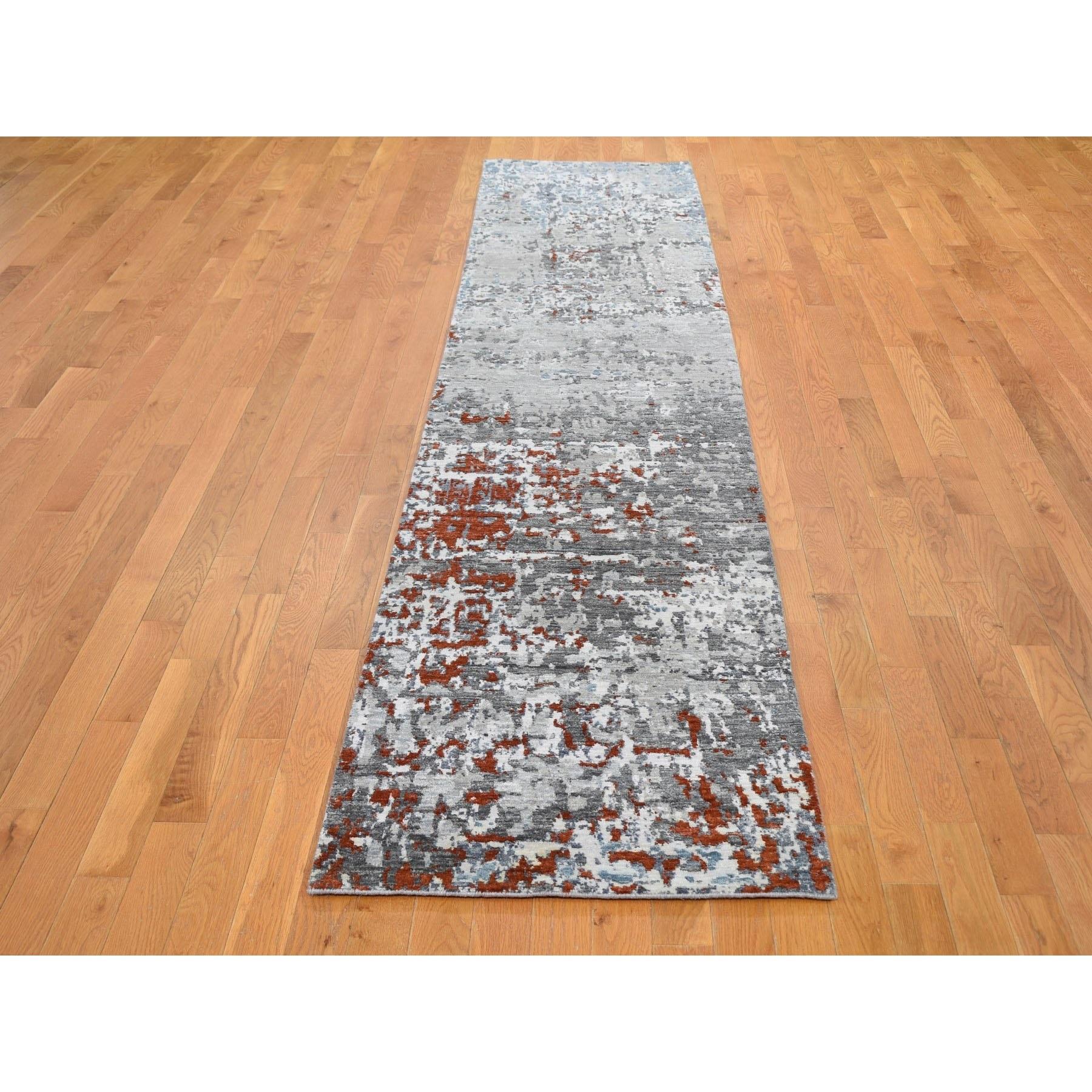 Il s'agit d'un véritable tapis de course à motif abstrait en laine et soie à poil ras et à tissage plus dense, unique en son genre. Il a été noué pendant des mois et des mois selon les techniques séculaires du tissage persan par des artisans
