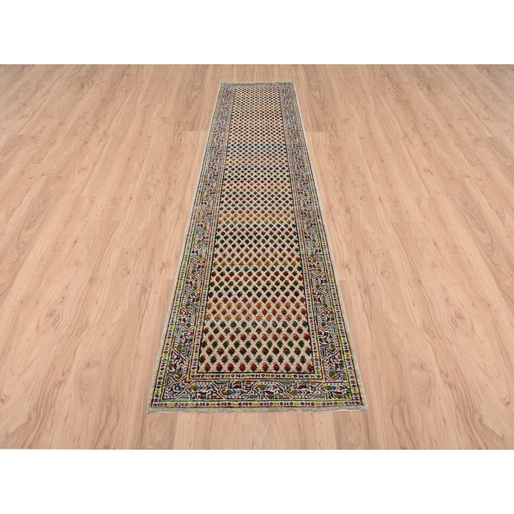 Il s'agit d'un véritable tapis d'Orient beige Sarouk Mir Inspired With Repetitive Boteh Design Colorful Wool and Sari Silk Hand Knotted Oriental Runner Rug (tapis de course oriental noué à la main). Il a été noué pendant des mois et des mois selon