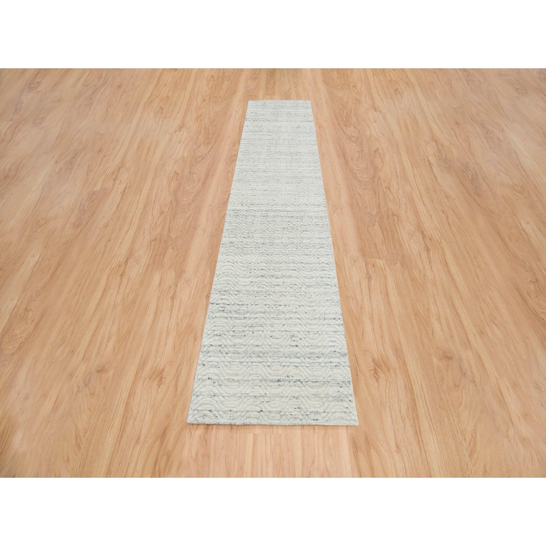 Dies ist eine wirklich echte one-of-a-kind Beige, Variegated Textured Modern Design, Hand Loomed Natural Wool, Runner Oriental Rug. Es wurde monatelang in jahrhundertealten Webtechniken von erfahrenen Kunsthandwerkern gewebt.
Primäre MATERIALIEN: