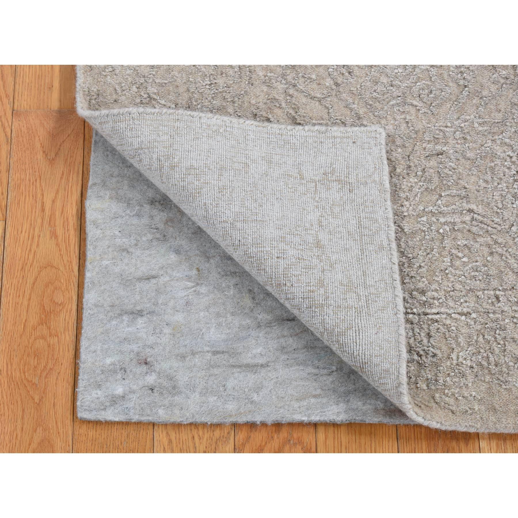 Rauchgrau, Feiner Jacquard mit ausradiertem Design, Handgeknüpft, Ton in Ton helle Farben, Wolle und Seide auf Pflanzenbasis, Orientalischer Läufer
Primäre MATERIALIEN: Wolle & Seide
Latex: Kein Flor 
Höhe: 0,25 Zoll
Stil: Transitional
Grundfarbe: