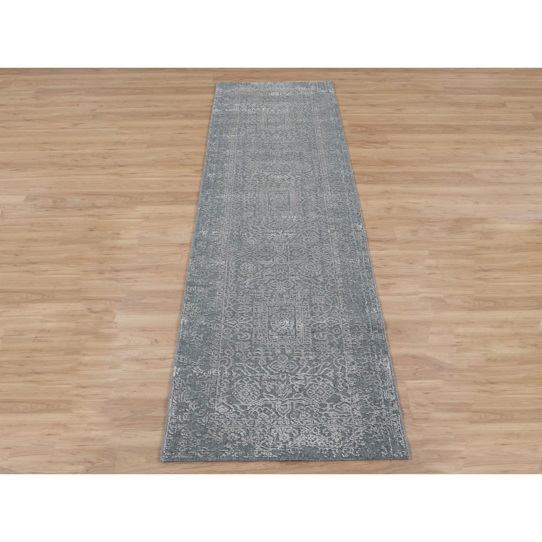 Se trata de una auténtica alfombra de calle moderna de lana y seda artística, tejida a mano en fino jacquard gris. Ha sido tejida durante meses y meses con las centenarias técnicas artesanales del tejido persa por expertos artesanos.
Materiales