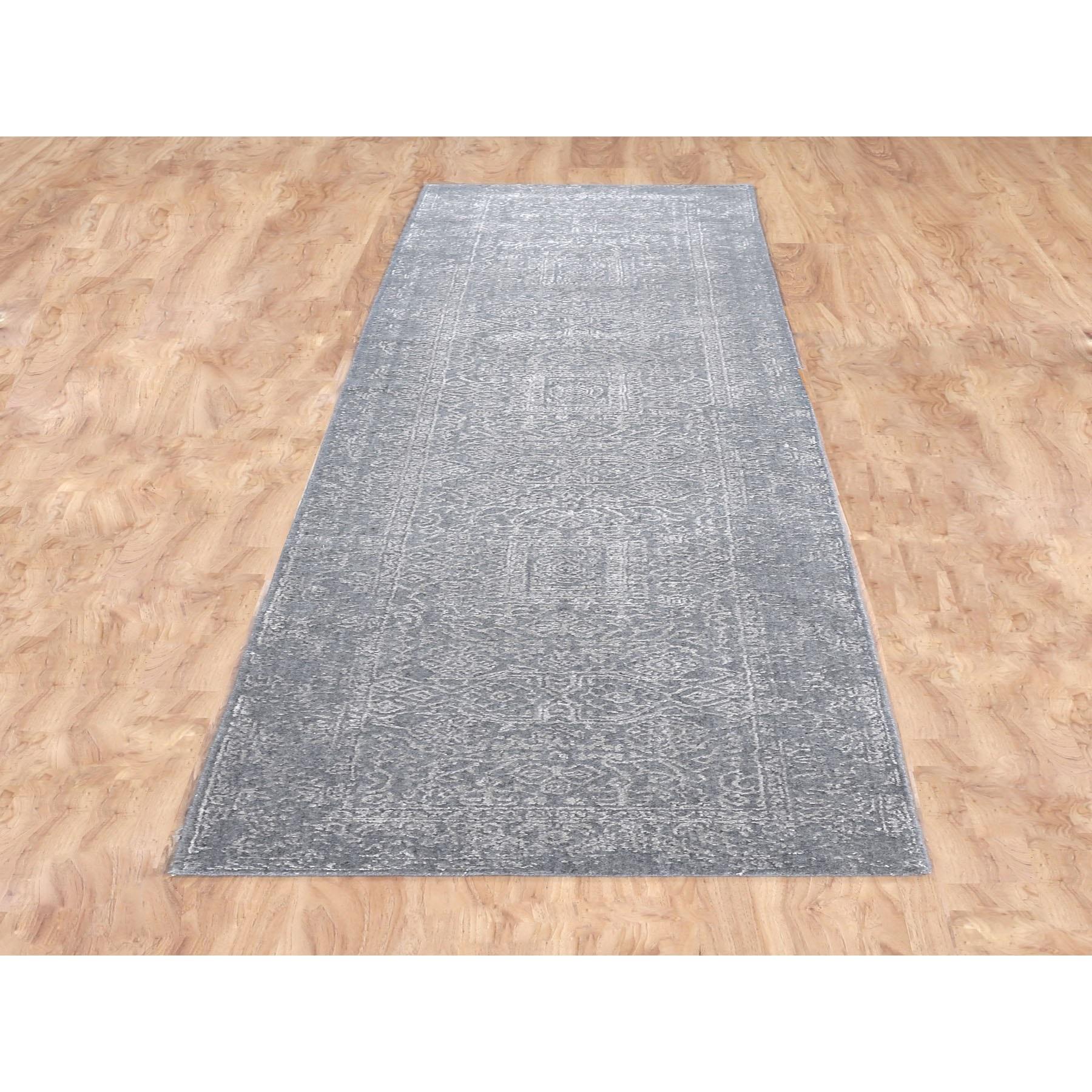 Dies ist eine wirklich echte one-of-a-kind Gray Fine Jacquard Hand Loomed Modern Wool And Art Silk Runner Rug. Es wurde monatelang von erfahrenen Handwerkern in der jahrhundertealten persischen Webtechnik gewebt.
Primäre MATERIALIEN: Wolle &