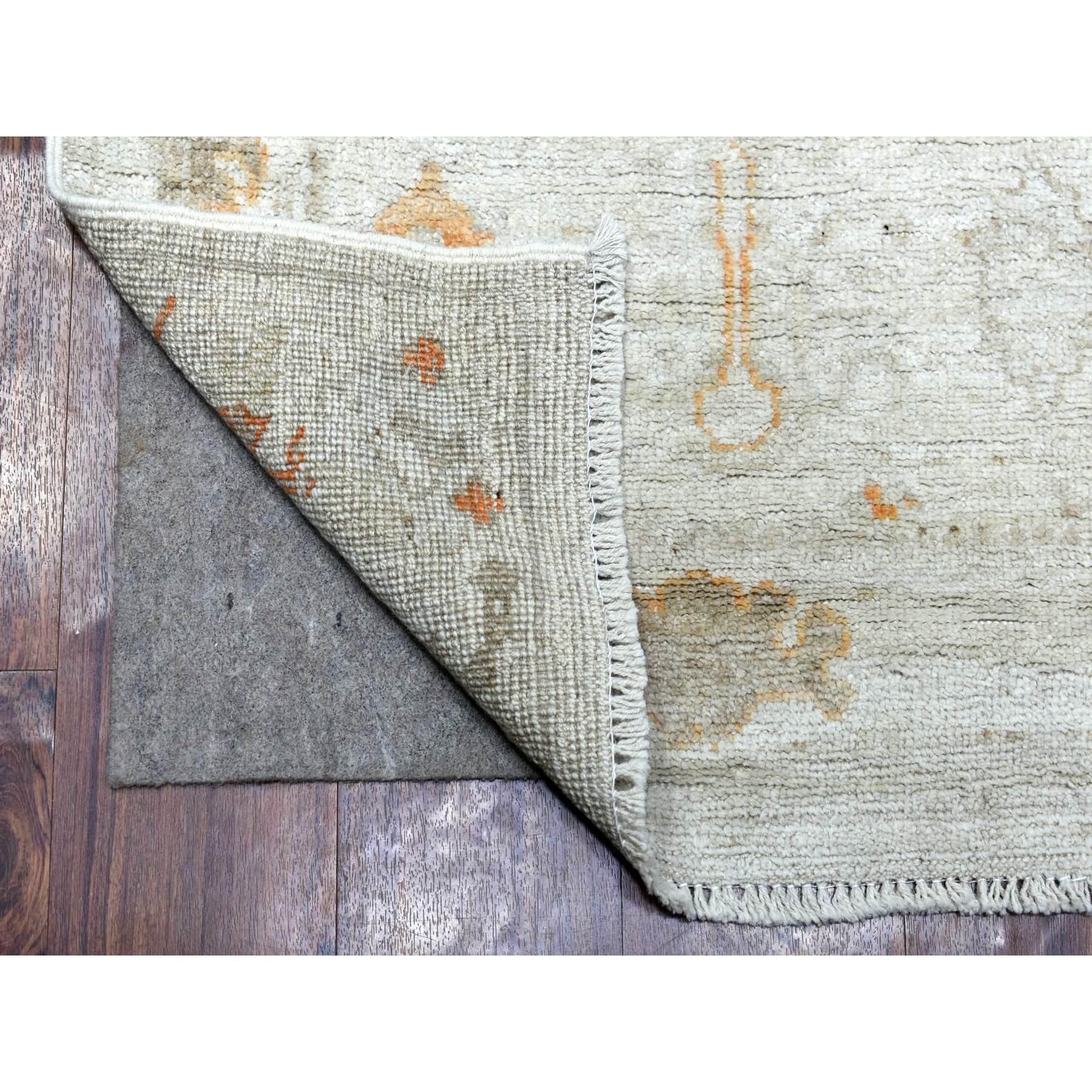 Dies ist eine wirklich echte one-of-a-kind Hand geknüpft, grau, Angora Ushak mit einem floralen Muster, Bio-Wolle, orientalische, XL Läufer, Teppich. Es wurde monatelang in jahrhundertealten Webtechniken von erfahrenen Kunsthandwerkern