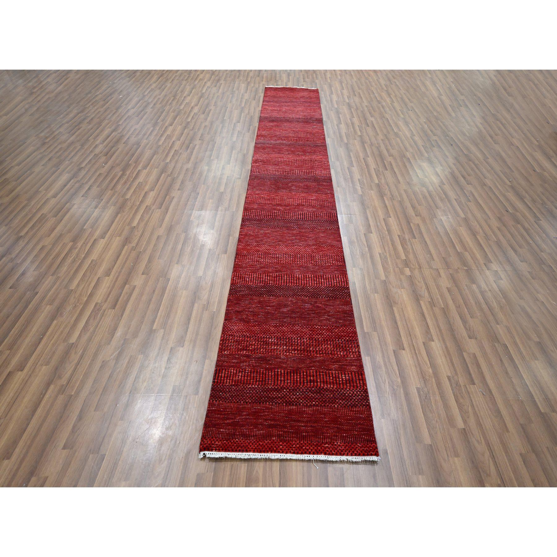 Rosso peperoncino, Design moderno con erba, Annodato a mano, Trama più fitta, Tono su tono, Lana e seta, Lussureggiante e soffice, Runner, Tappeto orientale
Materiali primari: Lana e seta
Lattice: No Pile 
altezza: 0,25 pollici
Stile: