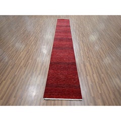Alfombra Corredera de Lana y Seda Anudada a Mano con Diseño Moderno de Hierba Rojo Chili de 2'5 "x14'
