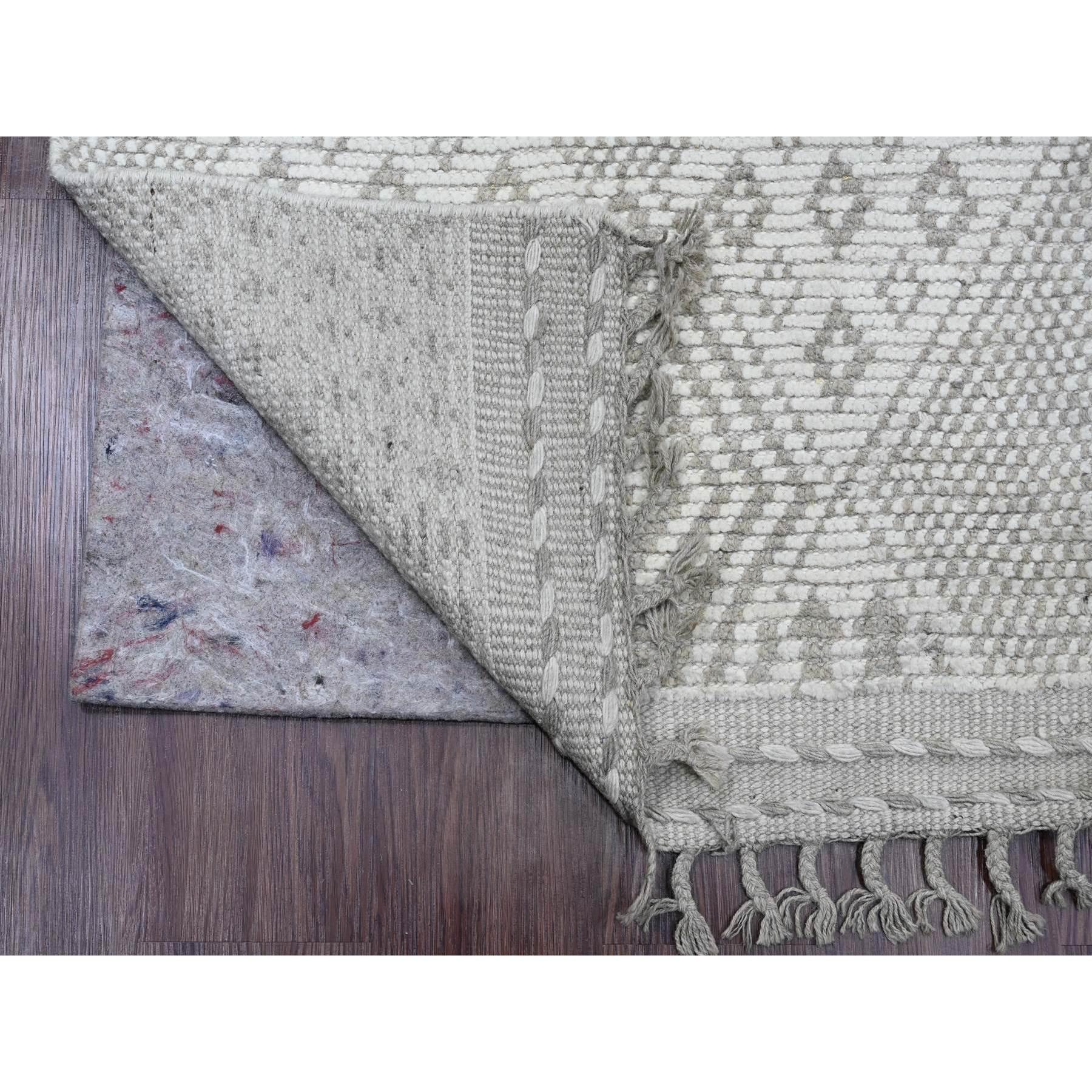 Chiffon Weiß, Marokkanische Webart mit geometrischem Muster, Ton in Ton, Handgeknüpft, Weiche Wolle, Strukturierter Flor, Läufer, Orientteppich
Primäre MATERIALIEN: Wolle
Latex: Kein Flor 
Höhe: 0,25 Zoll
Stil: Traditionell
Grundfarbe: