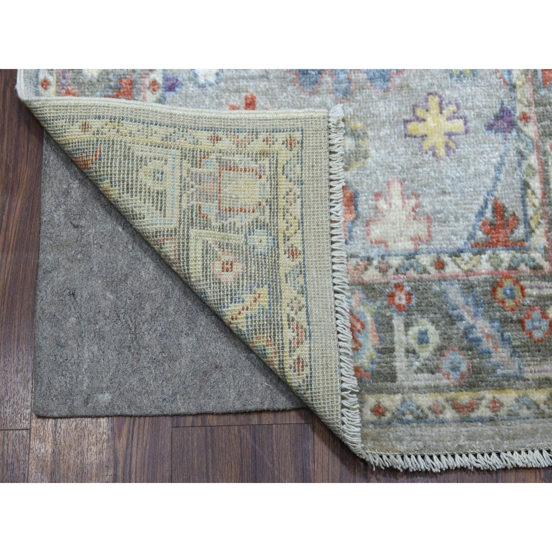 Si tratta di un autentico esemplare unico di Shiny Wool Hand Knotted Gray With Soft Color Angora Oushak Oriental XL Runner Rugs. È stato annodato per mesi e mesi con tecniche di tessitura secolari da esperti artigiani.
Materiali primari: