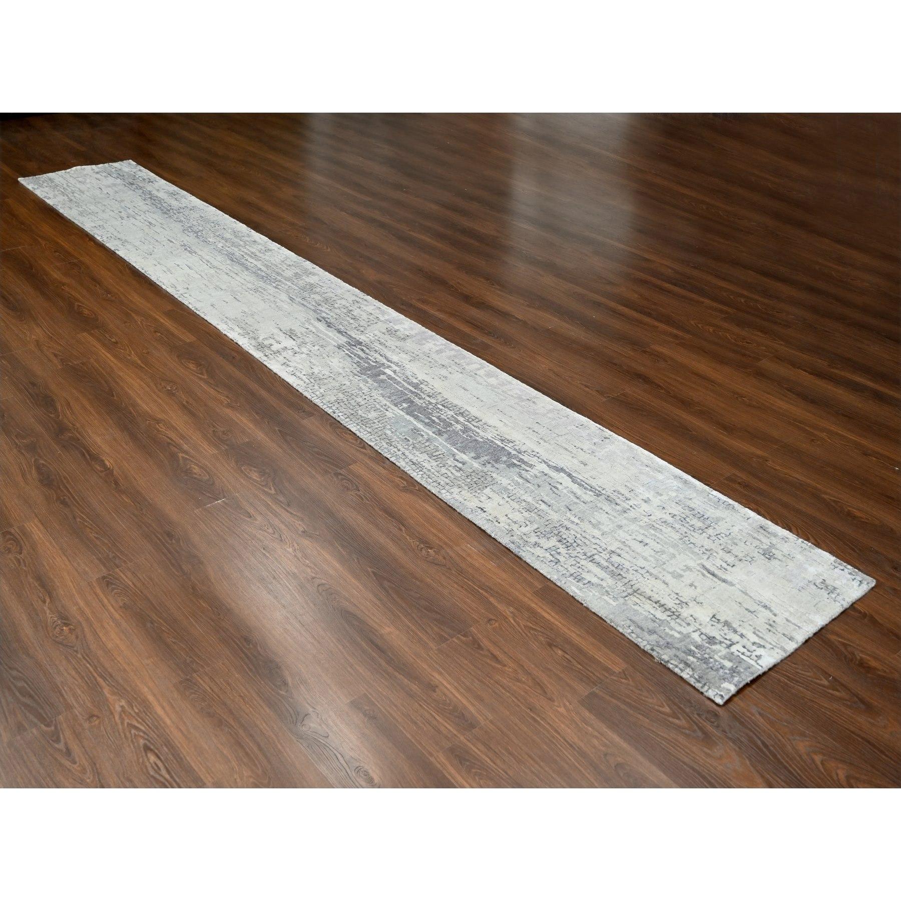 Si tratta di un autentico esemplare unico di Tappeto orientale astratto con disegno a mosaico in lana e seta, annodato a mano. È stato annodato per mesi e mesi secondo le secolari tecniche di tessitura persiana da esperti artigiani.
Materiali