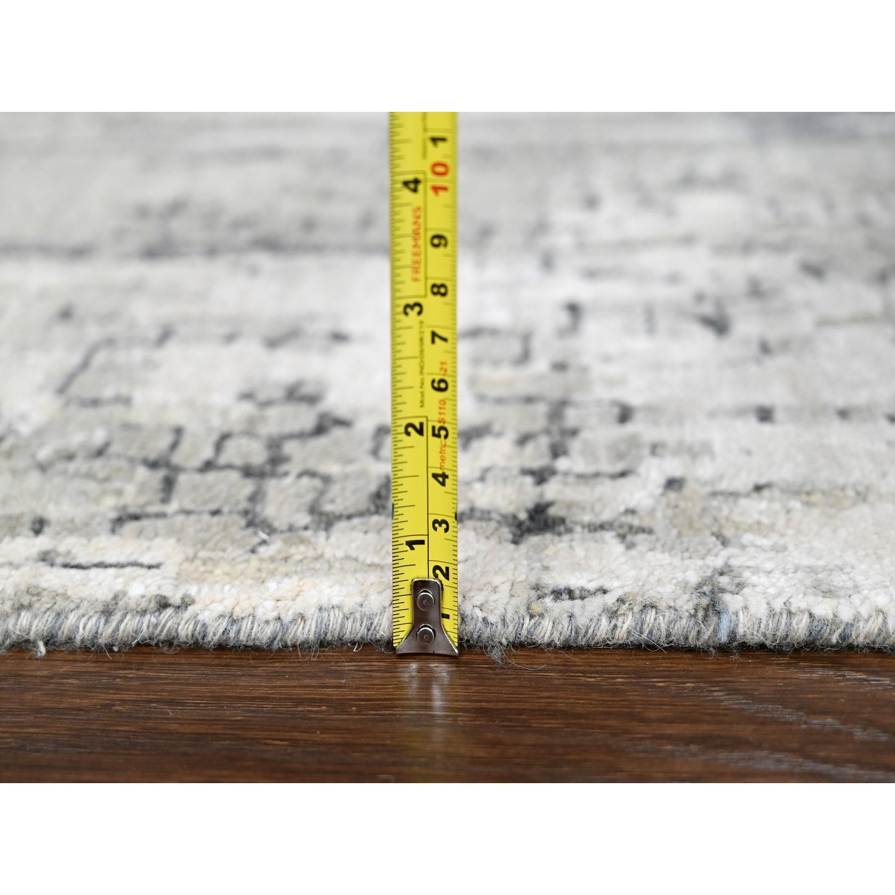 XXI secolo e contemporaneo Tappeto Runner XL astratto rustico grigio in lana e seta annodato a mano 2'5 