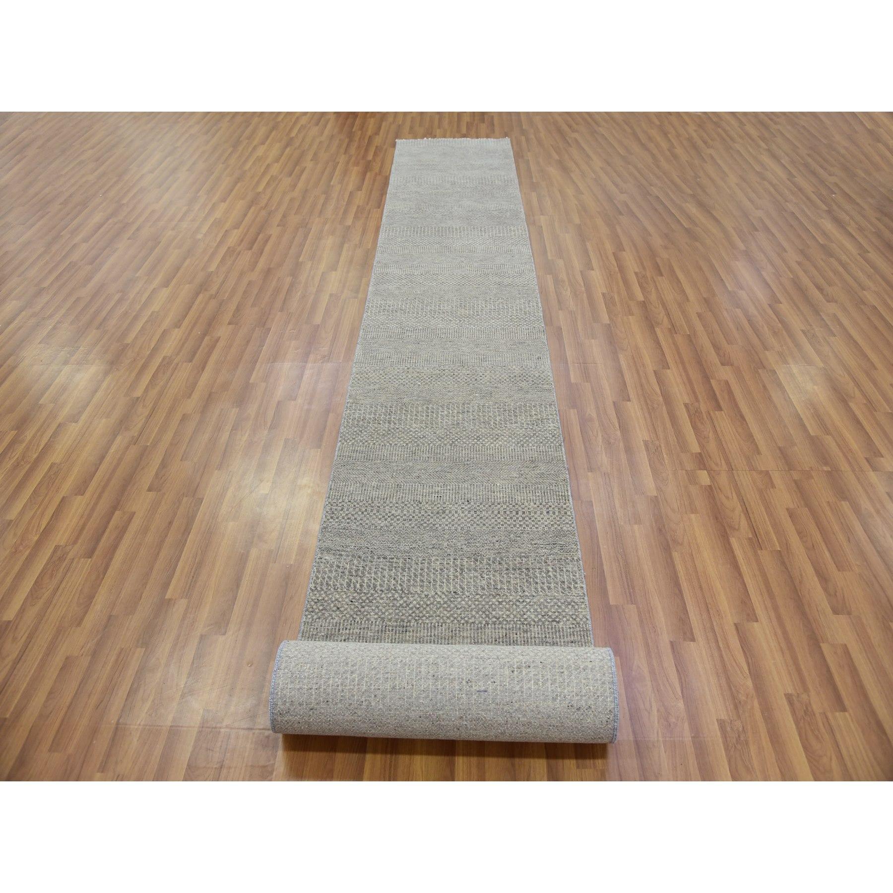 Si tratta di un autentico esemplare unico di tappeto orientale in 100% lana non colorata, tono su tono, design moderno a erba, annodato a mano. È stato annodato per mesi e mesi con tecniche di tessitura secolari da parte di artigiani.
Materiali
